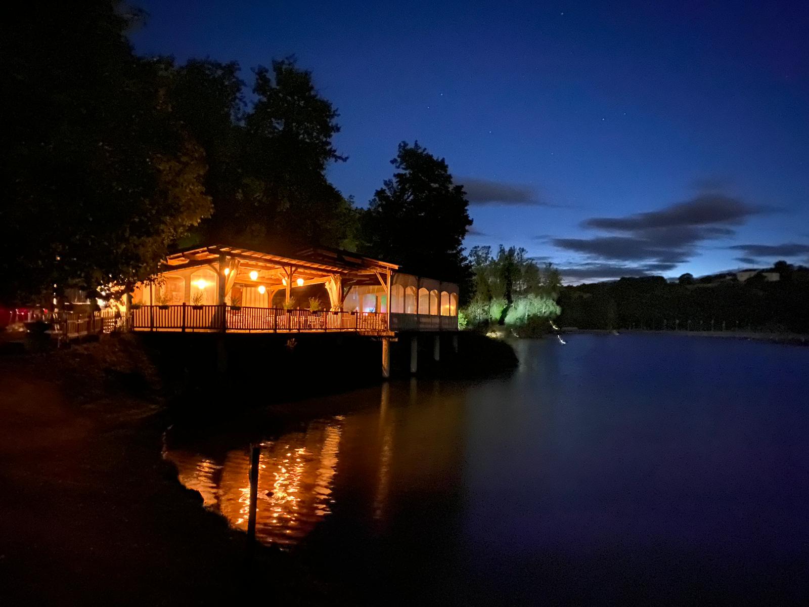 Le Nid'O : une cabane sur l'eau à Montaigu Plage à Montaigu De Quercy — environnement naturel