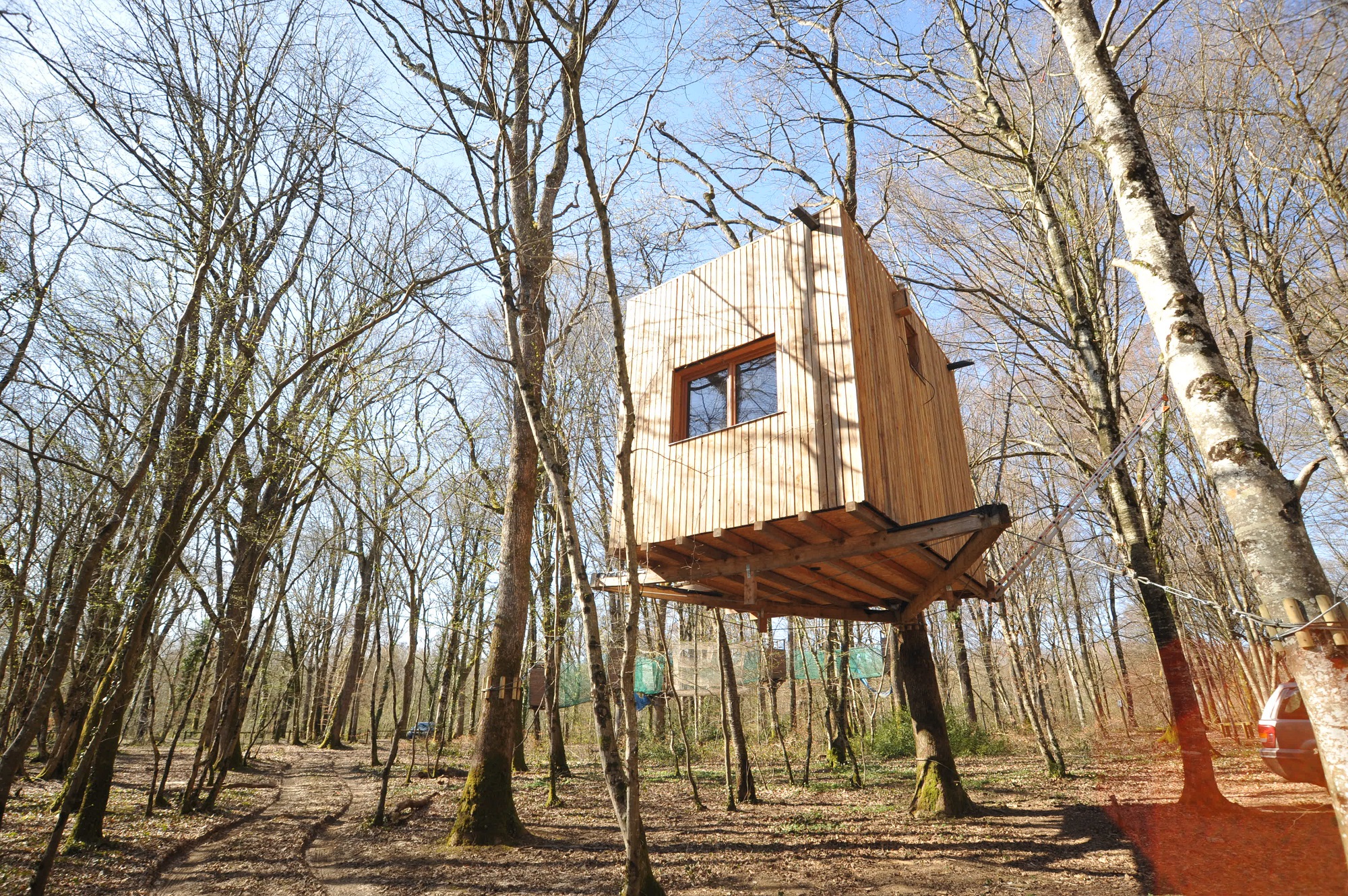 La Cabane des Troglodytes : un refuge suspendu en Franche-Comté à Mont Sous Vaudrey — détail architectural