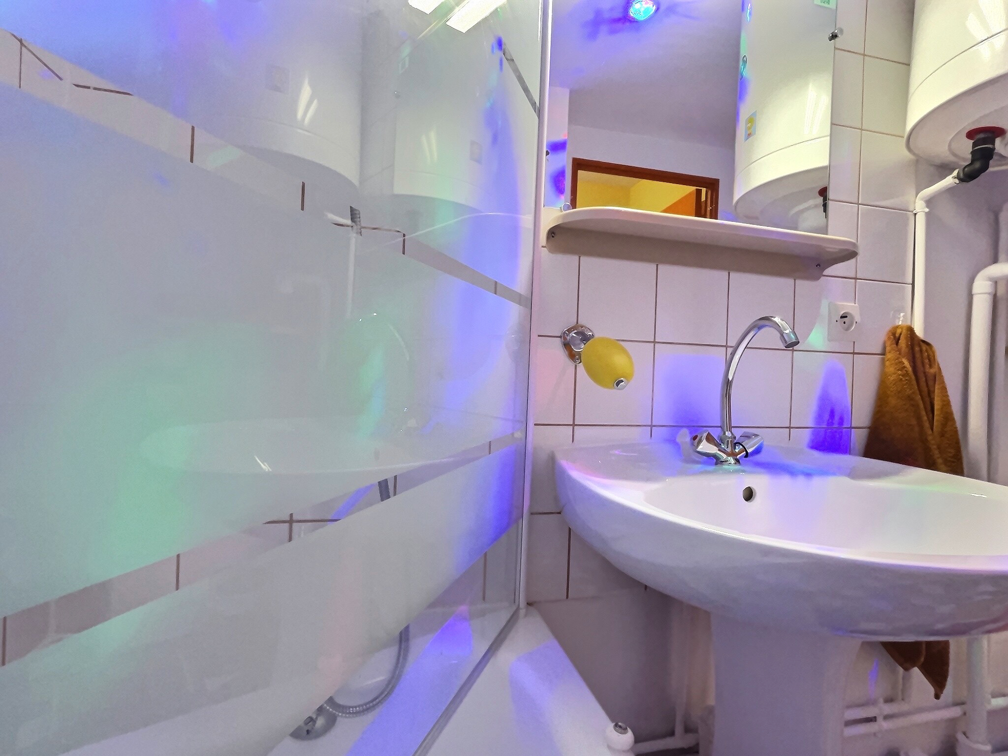 Insolite - Années 80 — Chambre à thème avec spa à Meurthe-et-Moselle à Luneville — salle de bain