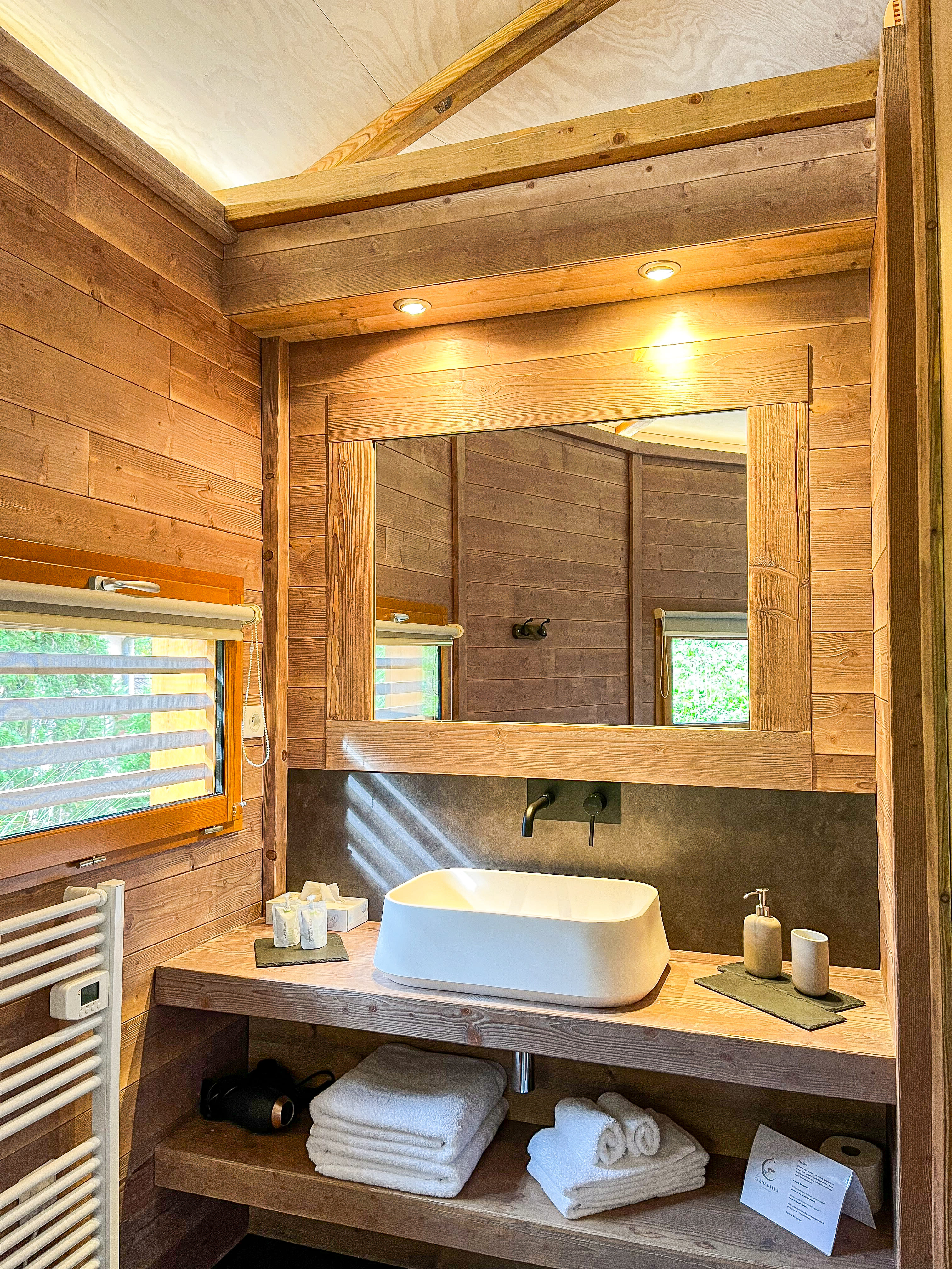 Cabane Mélèze & Spa — Cabane sur pilotis avec bain nordique à Jura à Besain — environnement naturel