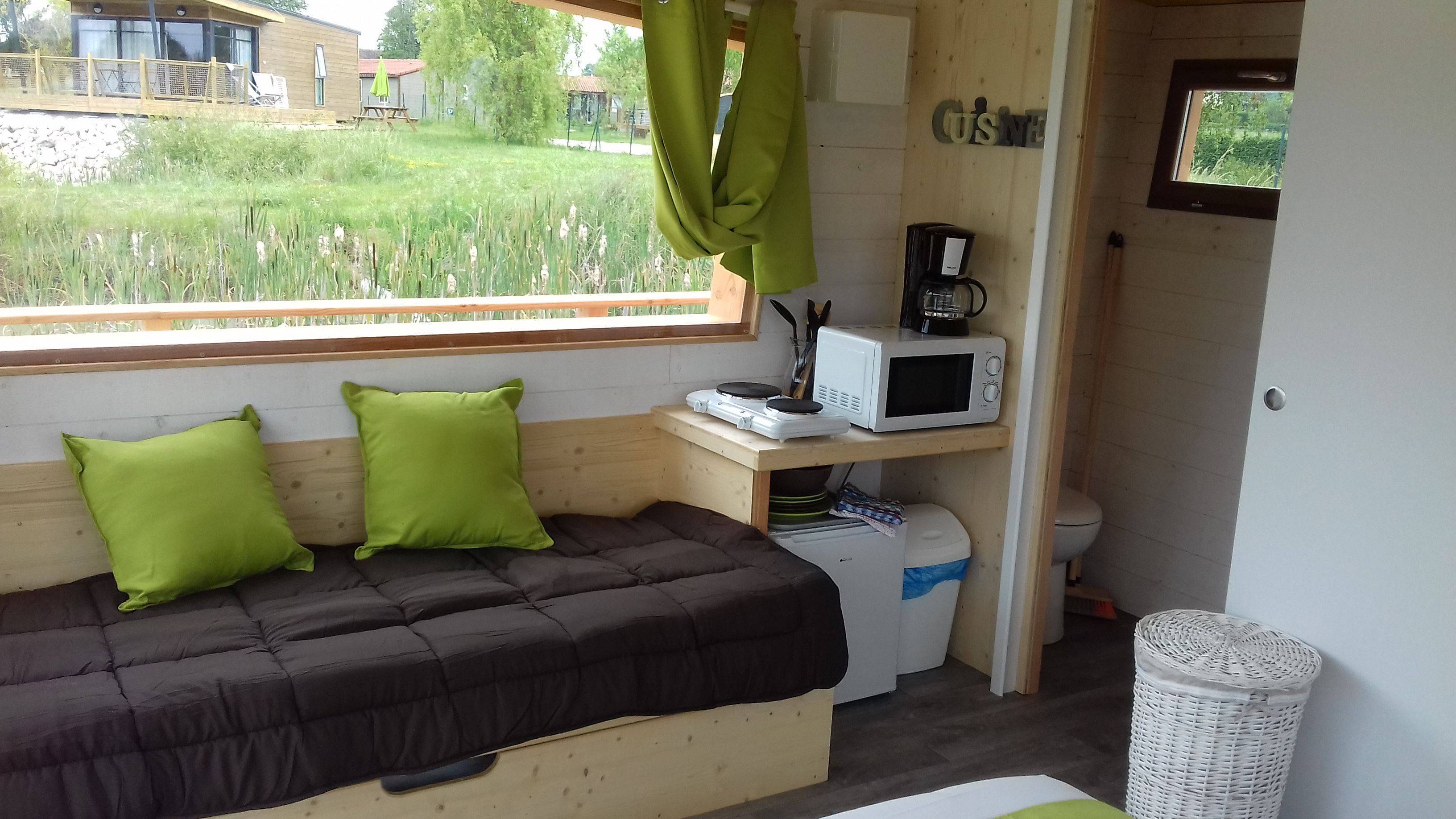 Lodge flottant Nénuphar : une cabane sur l'eau en pleine nature à Mont Près Chambord — cuisine
