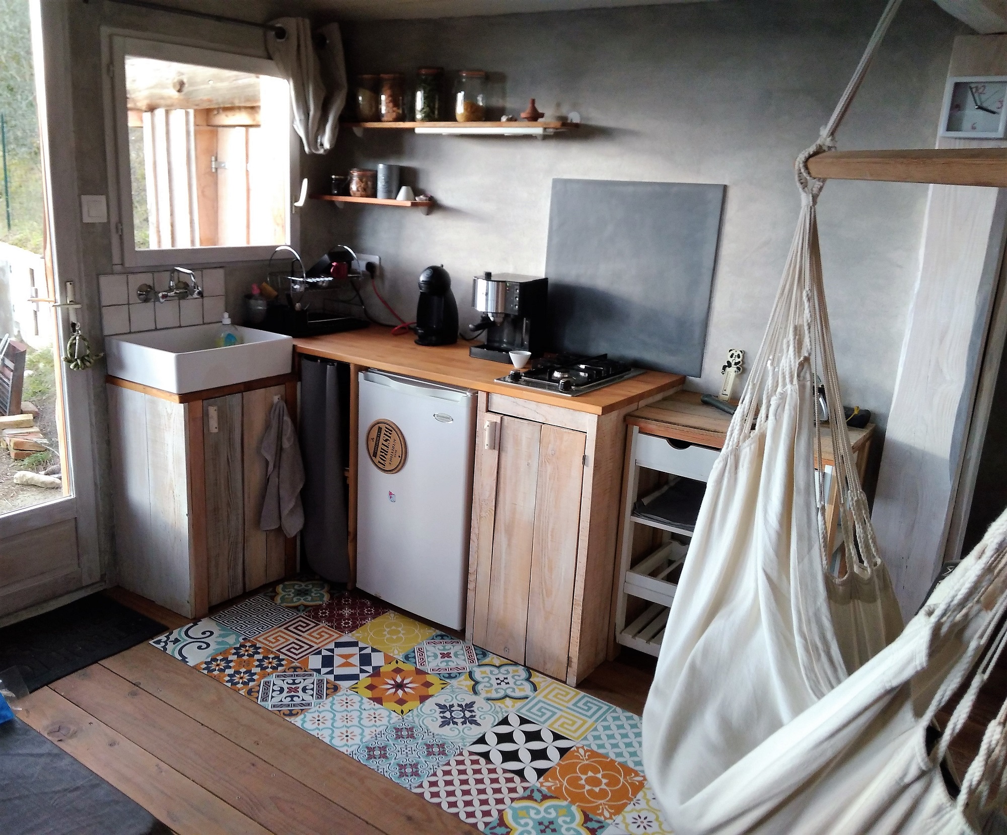 La Cabane en Bois : une expérience immersive en Midi-Pyrénées à Villemur Sur Tarn — cuisine