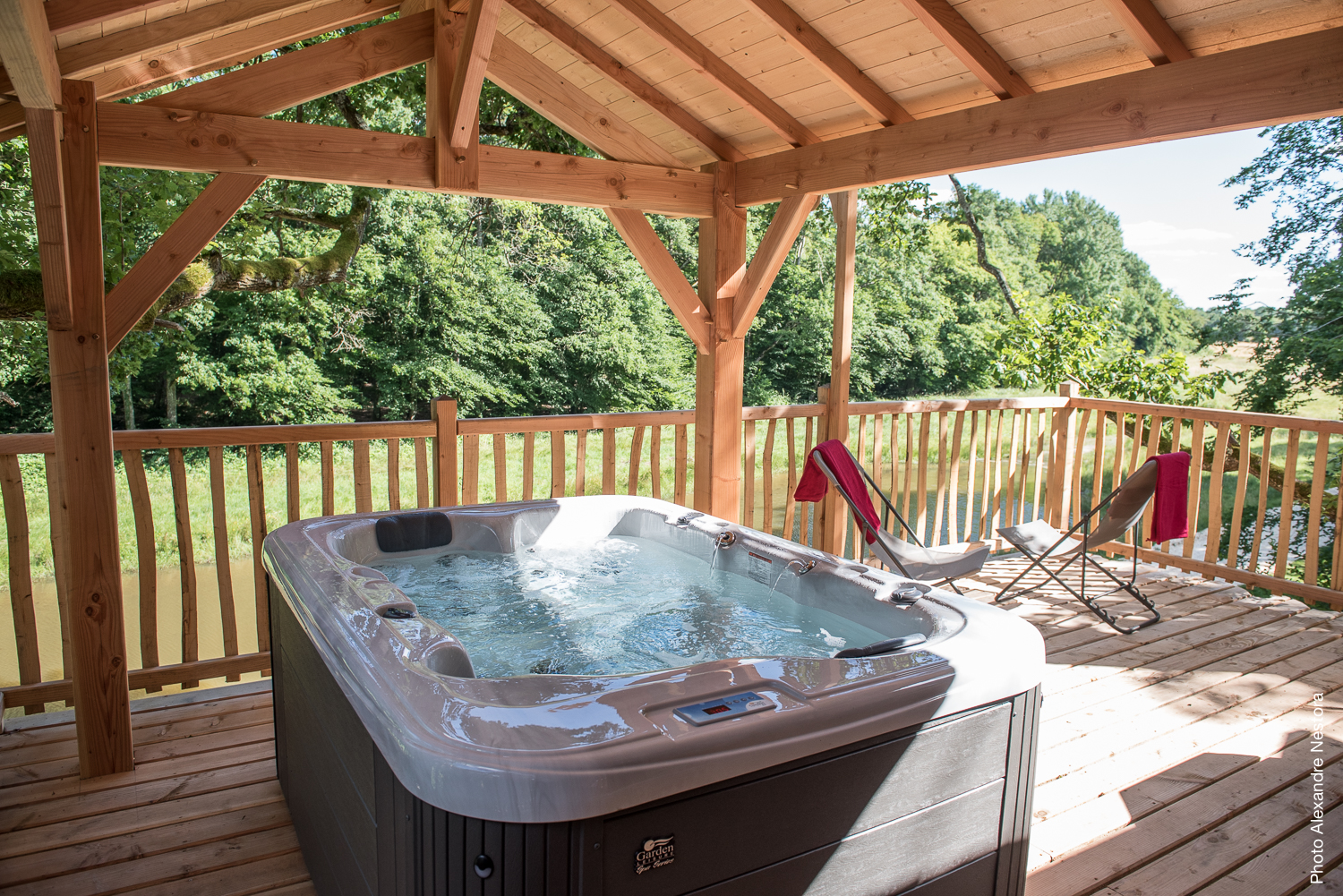 La Cabane de l'Etang & Spa : une évasion dans les arbres à La Bussiere — vue intérieure