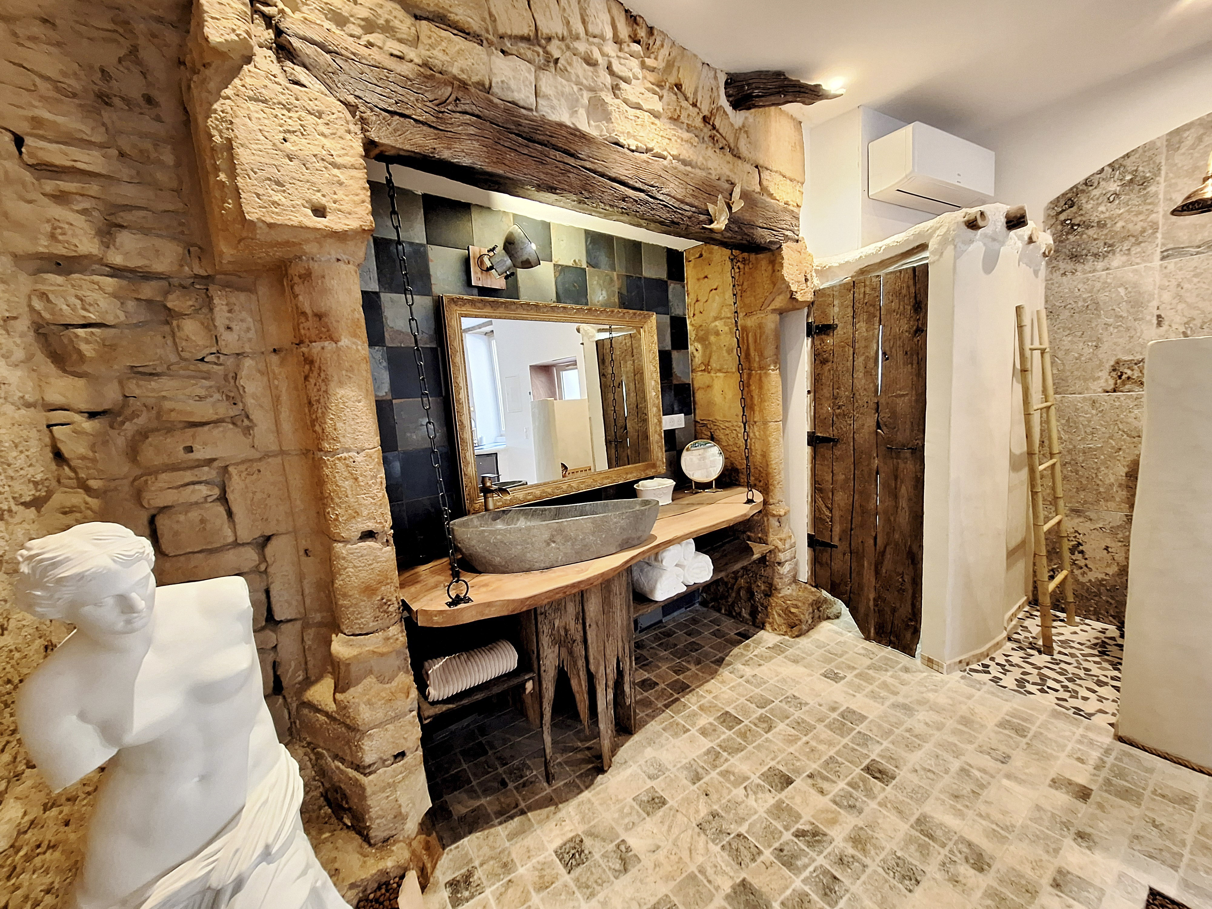 Photo 6/9 — Maison insolite « L'Instant Magique — Maison insolite avec spa à Dordogne » à Azerat Dordogne