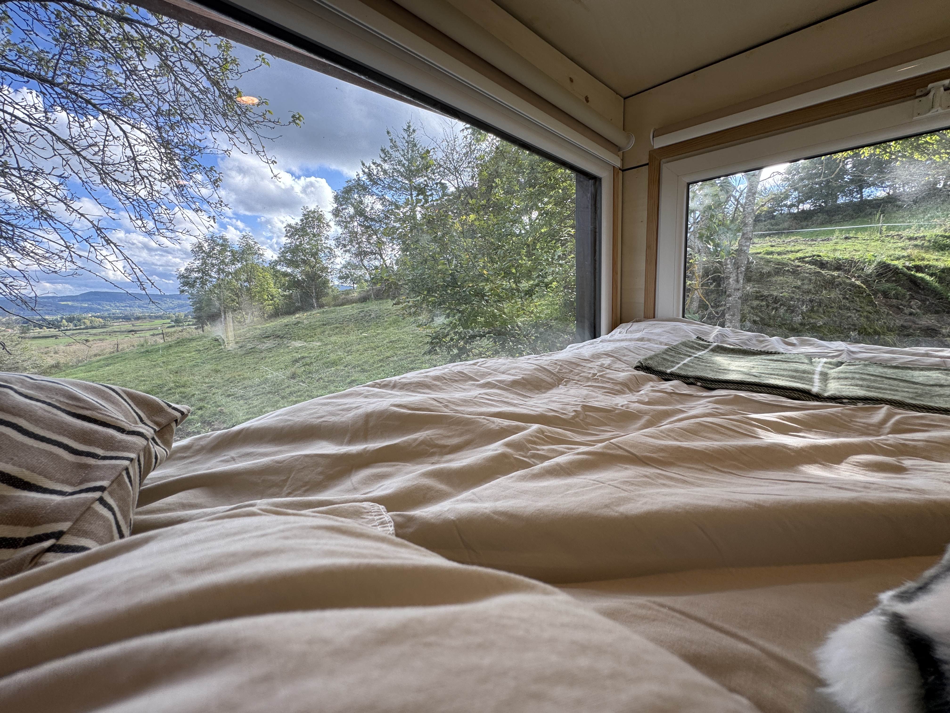 La Clairière de Peylenc : une tiny house au cœur de l'Auvergne à Saint-Pierre-Eynac — vue depuis la terrasse