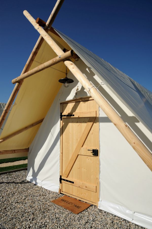 Les Lodges du Domaine de Suzel — Lodge safari avec spa en Isère à Saint-Quentin-sur-Isère — chambre