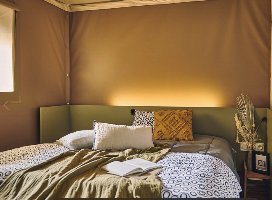 Tente Lodge Safari : une expérience de glamping en pleine nature à Aups — vue intérieure