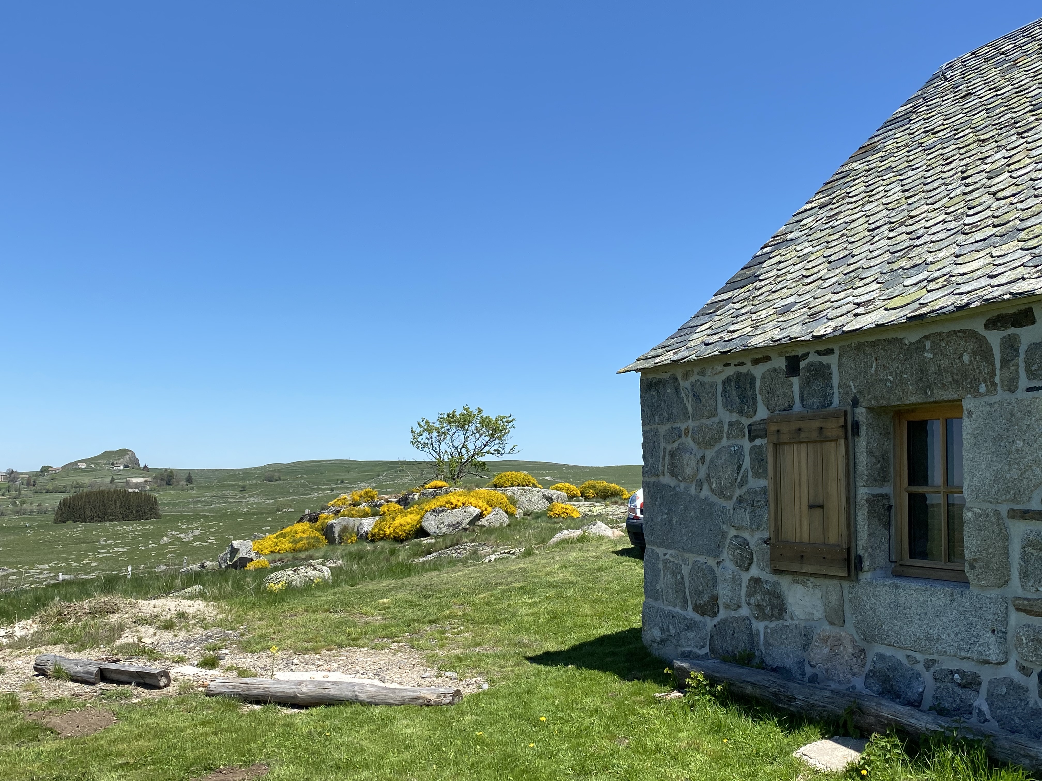 Buron Cœur d’Aubrac : une immersion au cœur de l’Occitanie à Marchastel — chambre