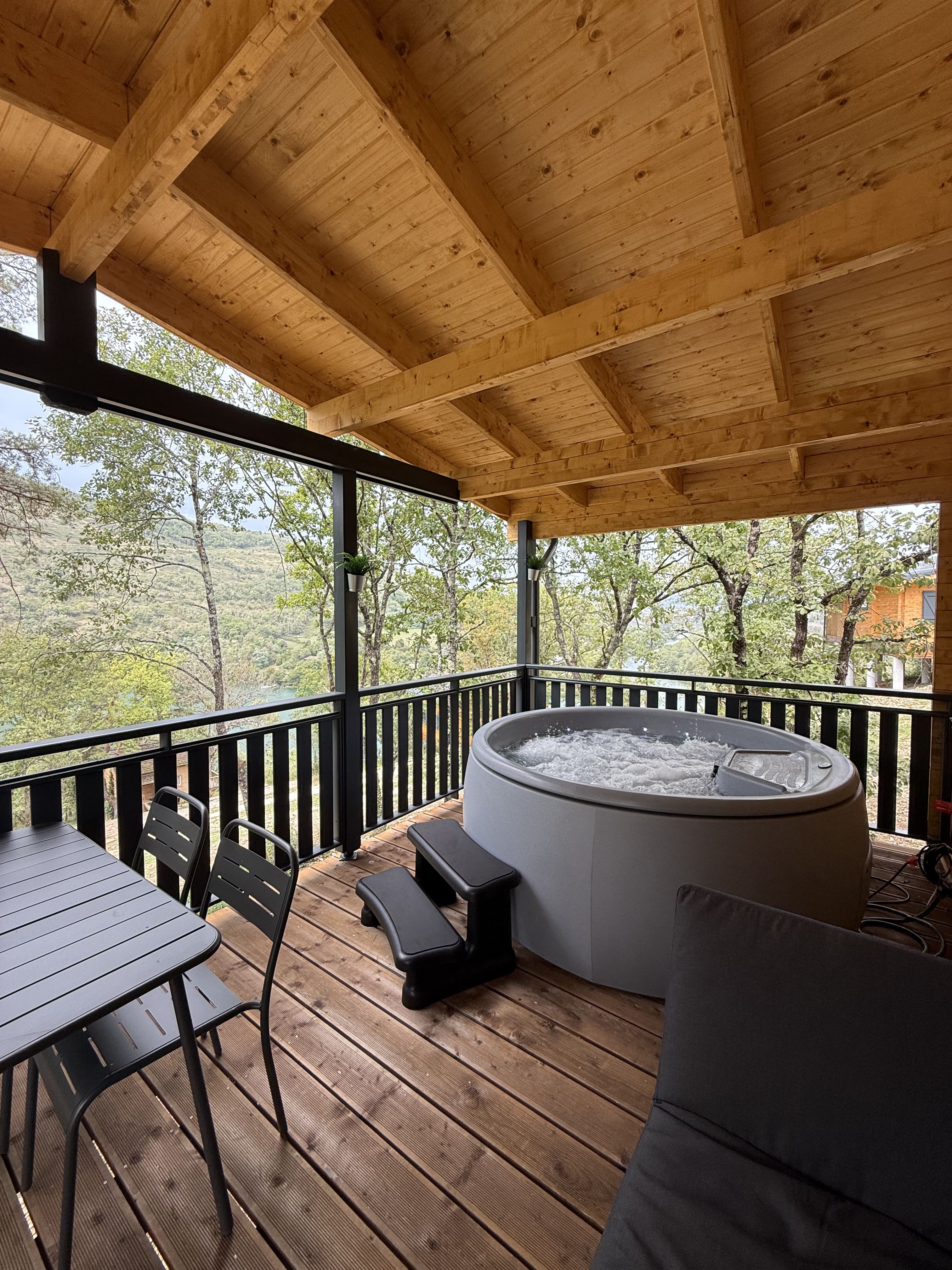 Lodge la Bruyère et Spa — Chalet avec spa à Ain à Meillonnas — vue intérieure