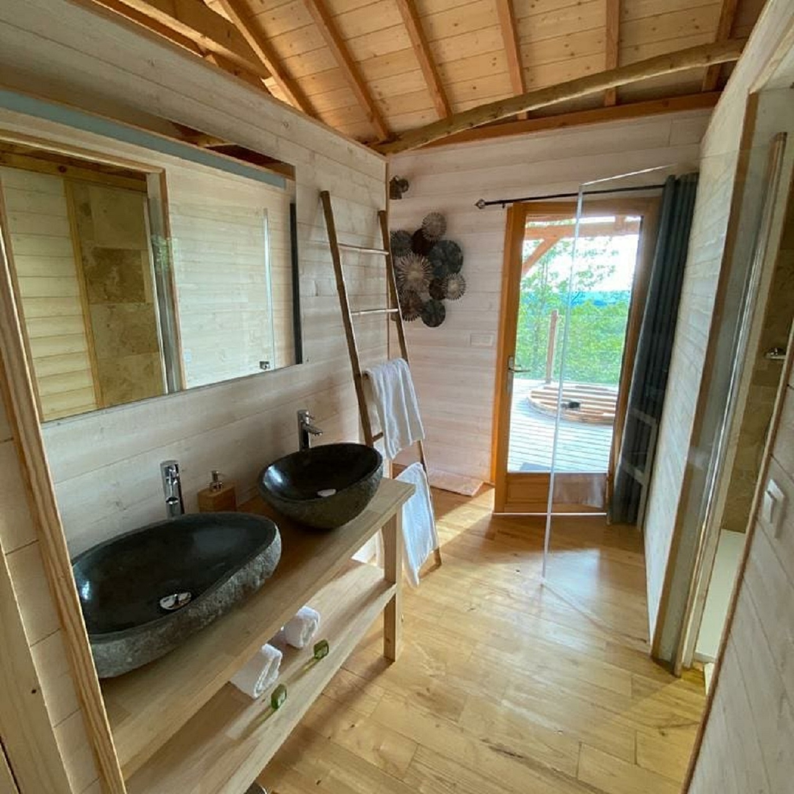 Cabane Spa Mésange : une évasion dans les arbres en Franche-Comté à Bonlieu — espace de vie