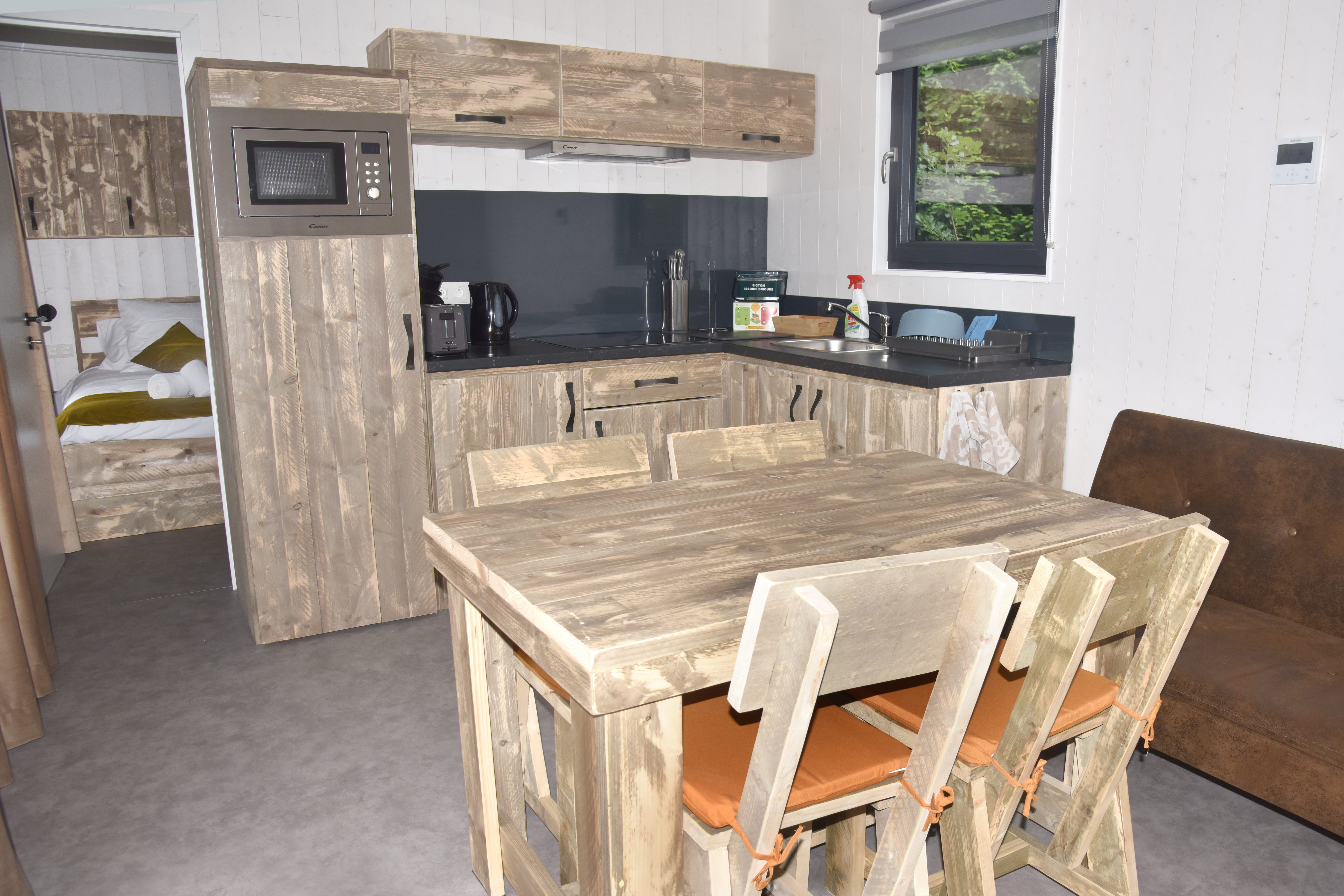 Cabane Brennus avec bain à remous en Auvergne à Vic-Le-Comte — cuisine