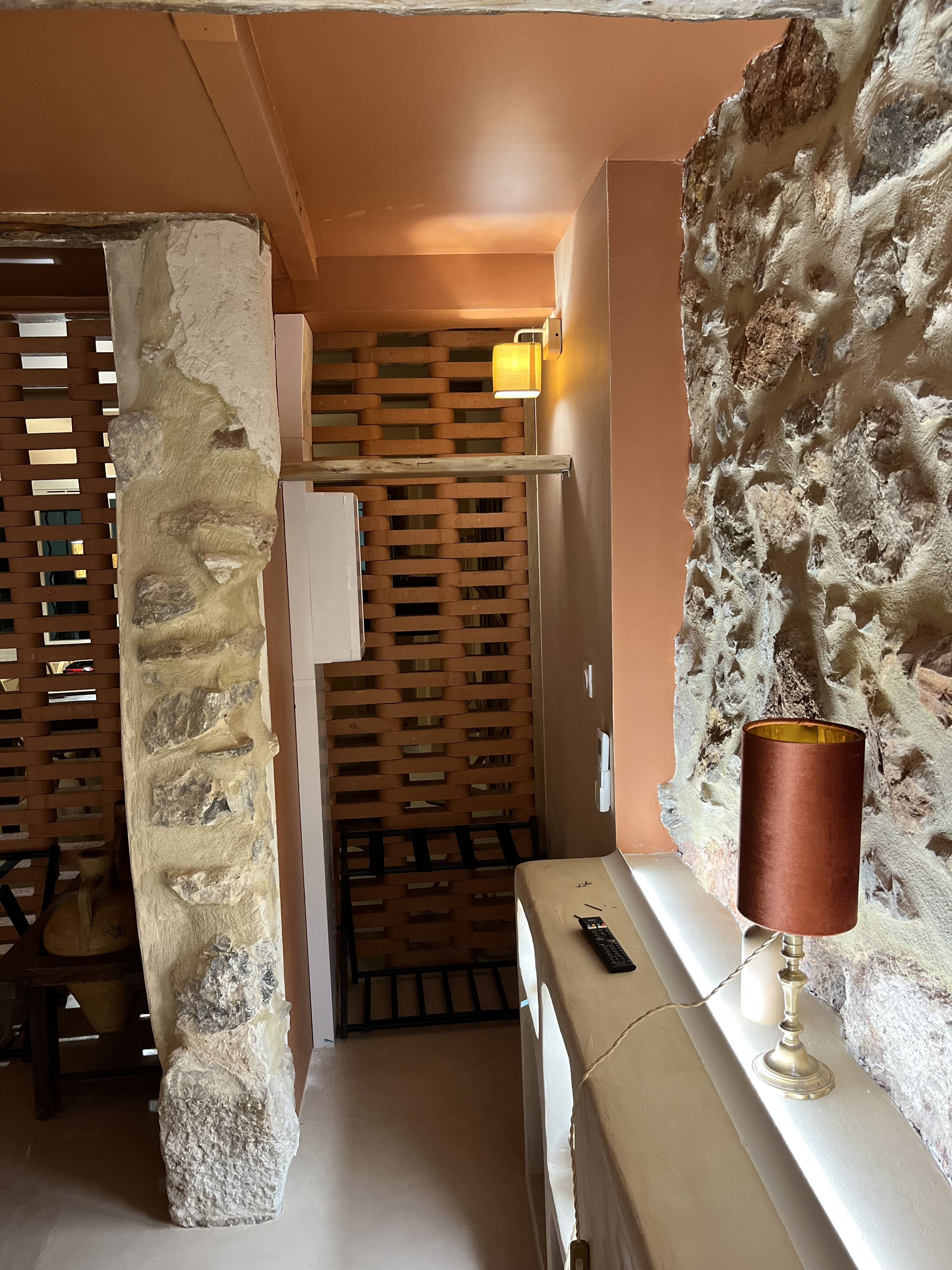 Escapade troglodyte à FITOU — Grotte avec terrasse panoramique à Fitou — vue depuis la terrasse