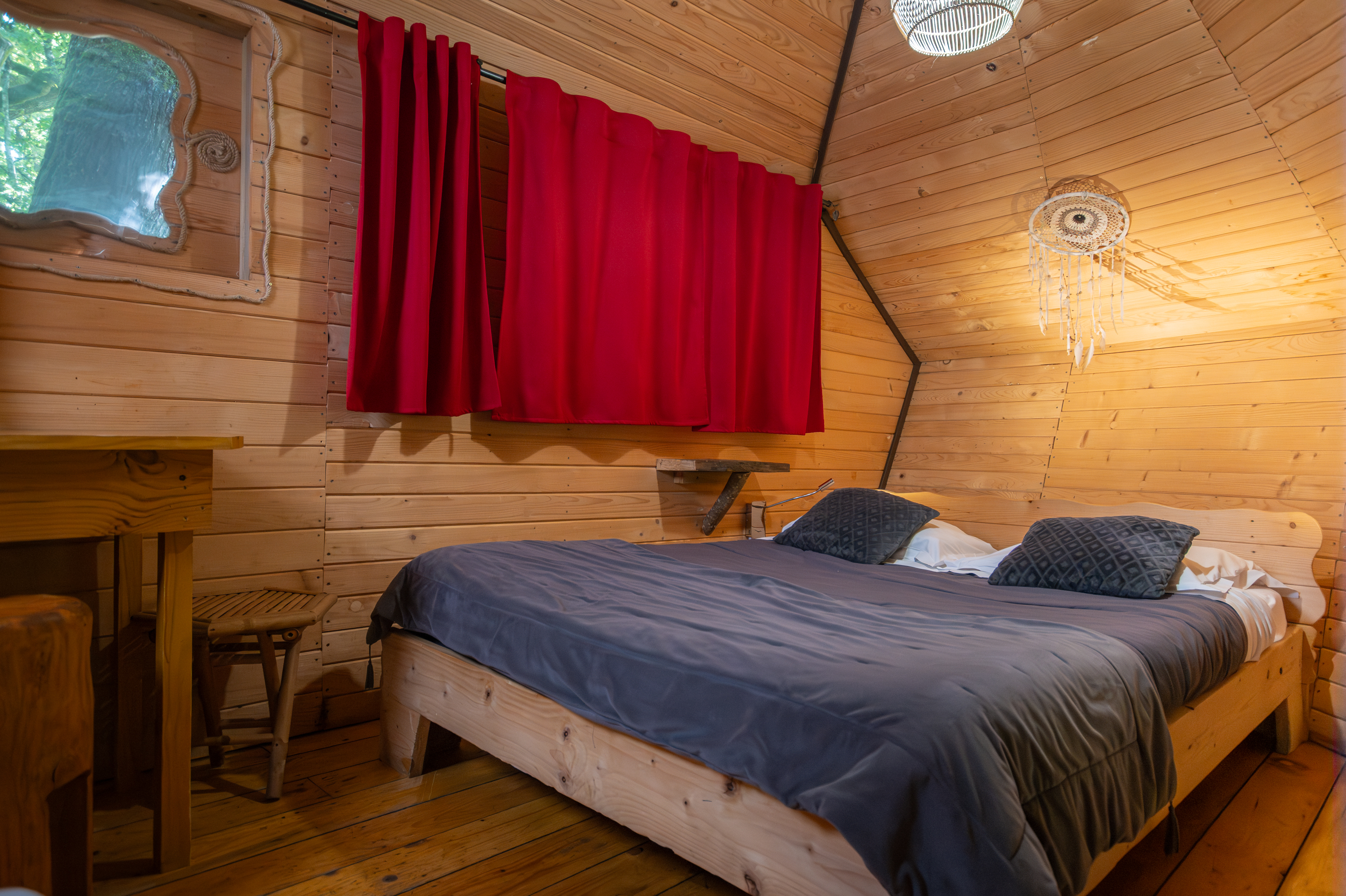 Cabane dans les Arbres — Nuit perchée à 8m au Domaine de Dienné à Bignoux — vue intérieure