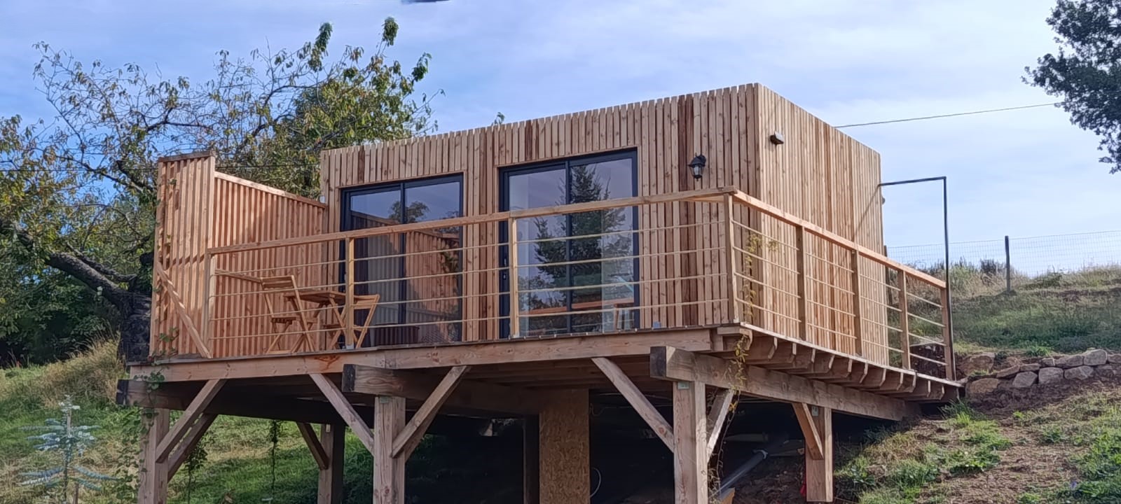 Cabane de l'Elfe — Nuit perchée à 50 mètres du sol en Ardèche à Brin de Fée — vue intérieure