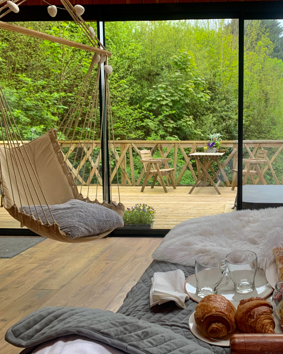 Cabane perchée & Spa — Nuit romantique en Bretagne à Quimper — vue intérieure