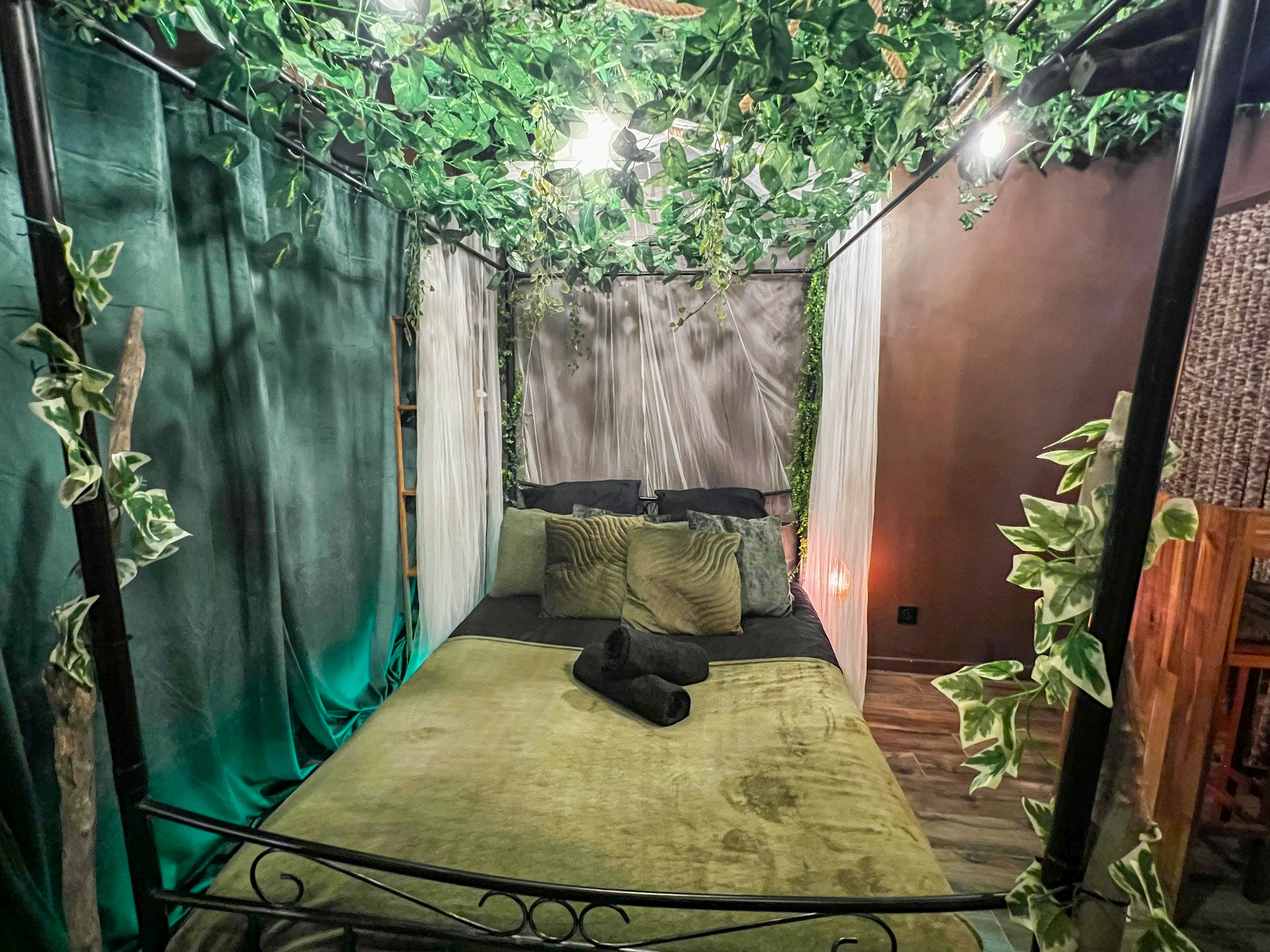 La Tanière de Mowgli — Chambre à thème avec spa à Plage du Môle (Hérault) à Agde — environnement naturel