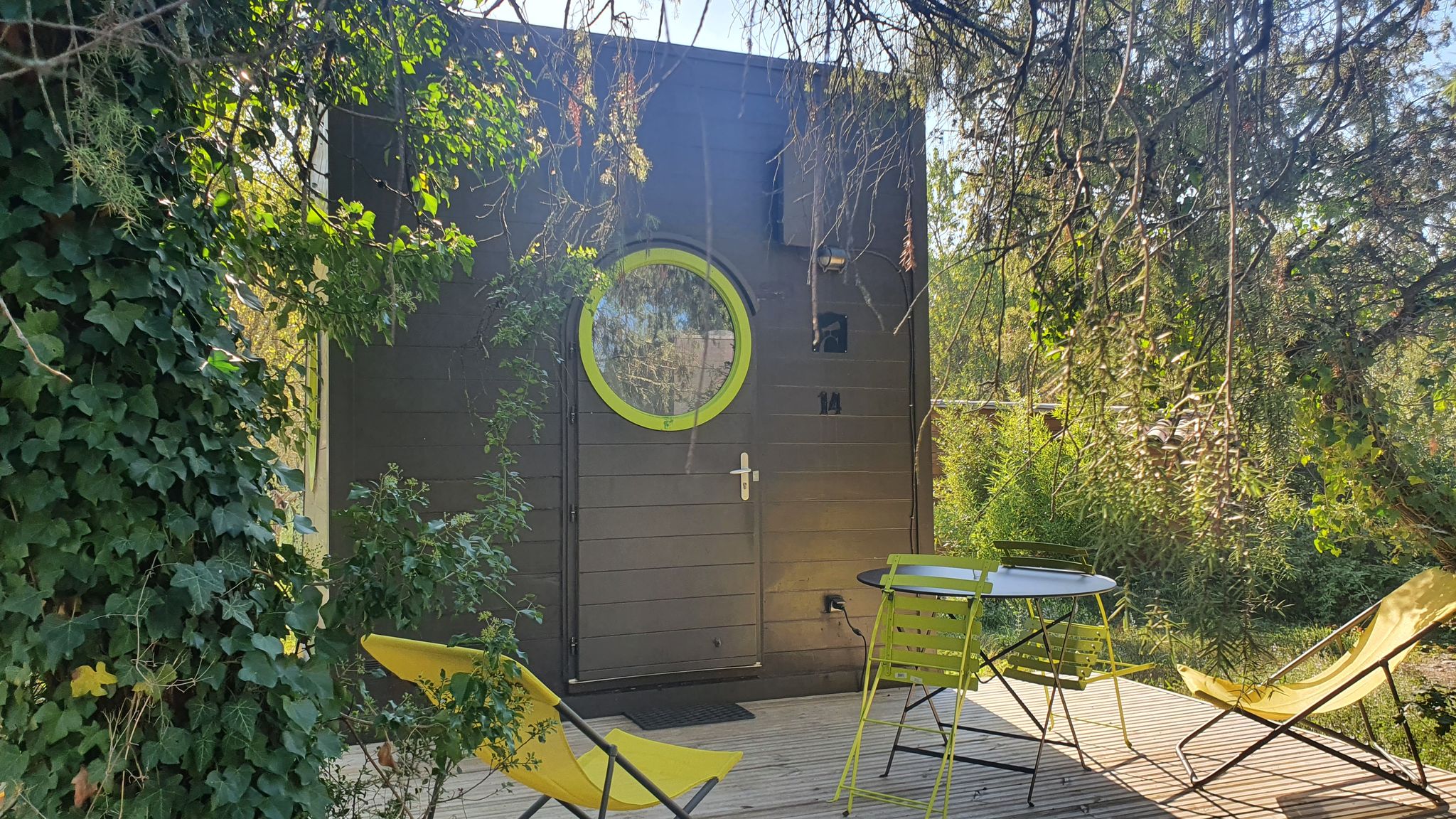 Séjournez dans un carré d'étoile en Ardèche du Sud avec spa à Vogüé — espace de vie