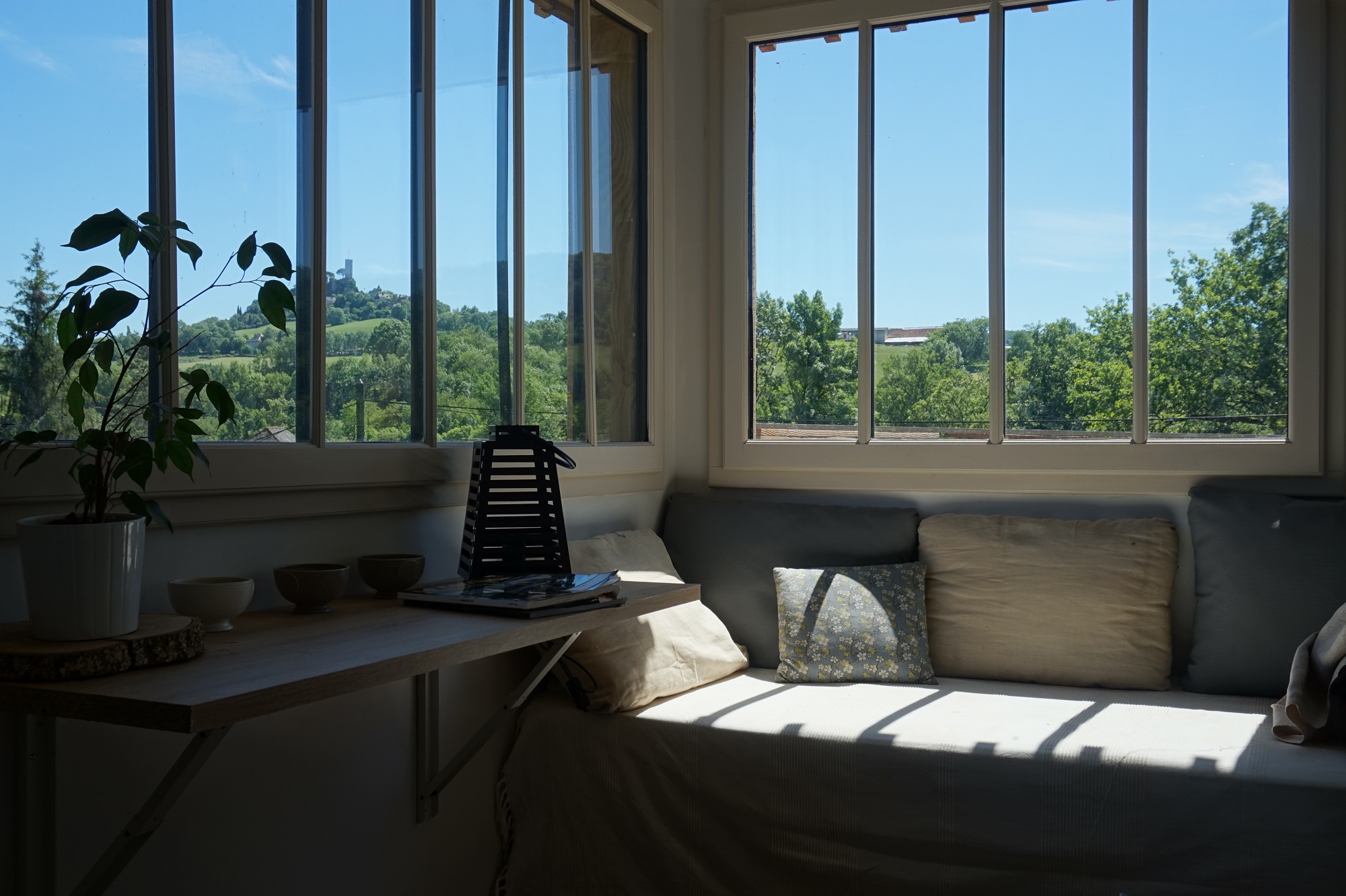 Tiny House A la belle écorce — Séjour avec terrasse privative en Corrèze à Turenne — salle de bain