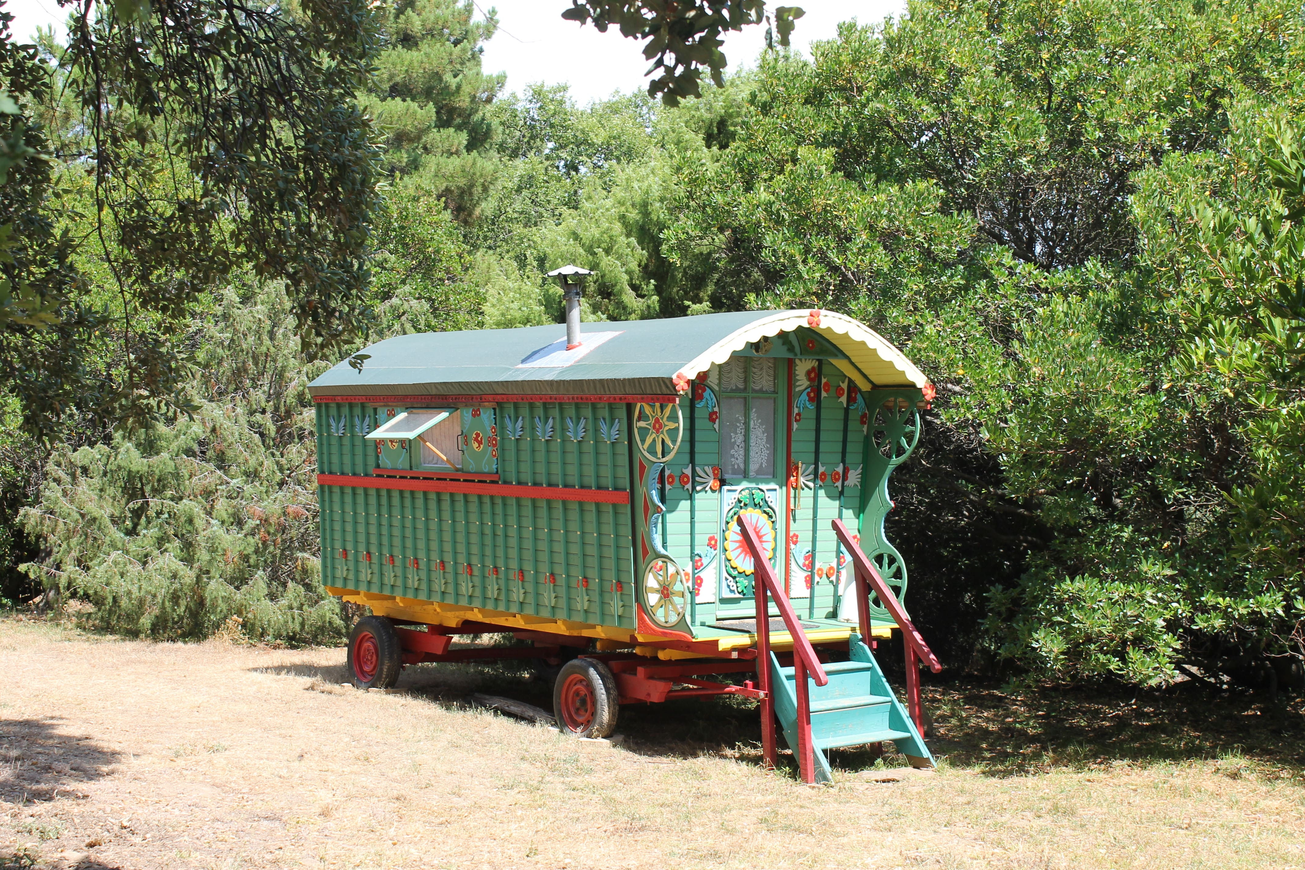 La Roulotte Verte — Nuit cocooning avec spa à La ferme Blandine à La Valette-du-Var — chambre