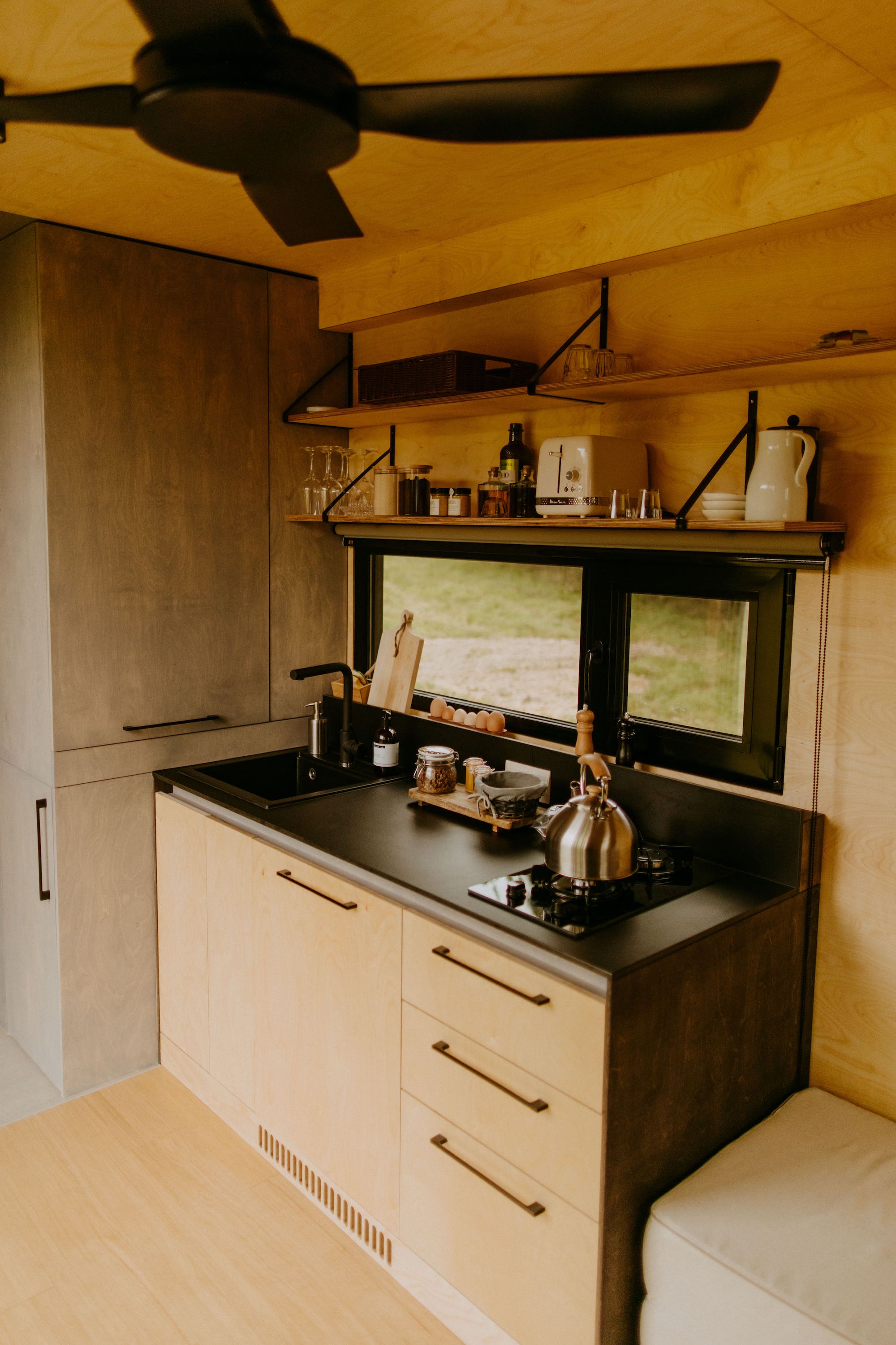 Parcel Tiny House — Évasion nature avec vue sur l'étang en Yonne à Auxerre — vue depuis la terrasse