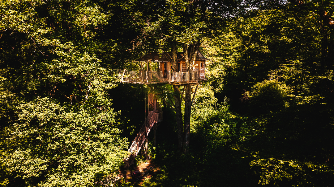 Cabane Spa Nirvana : une expérience suspendue dans les arbres à Joncherey — vue intérieure