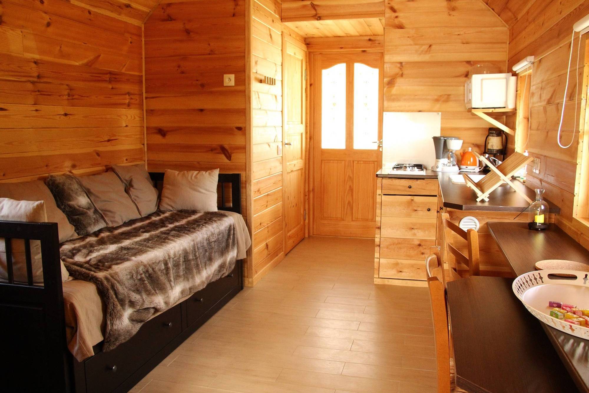 Roulotte Western City — Séjour Far West avec spa en Aube à Troyes — salle de bain