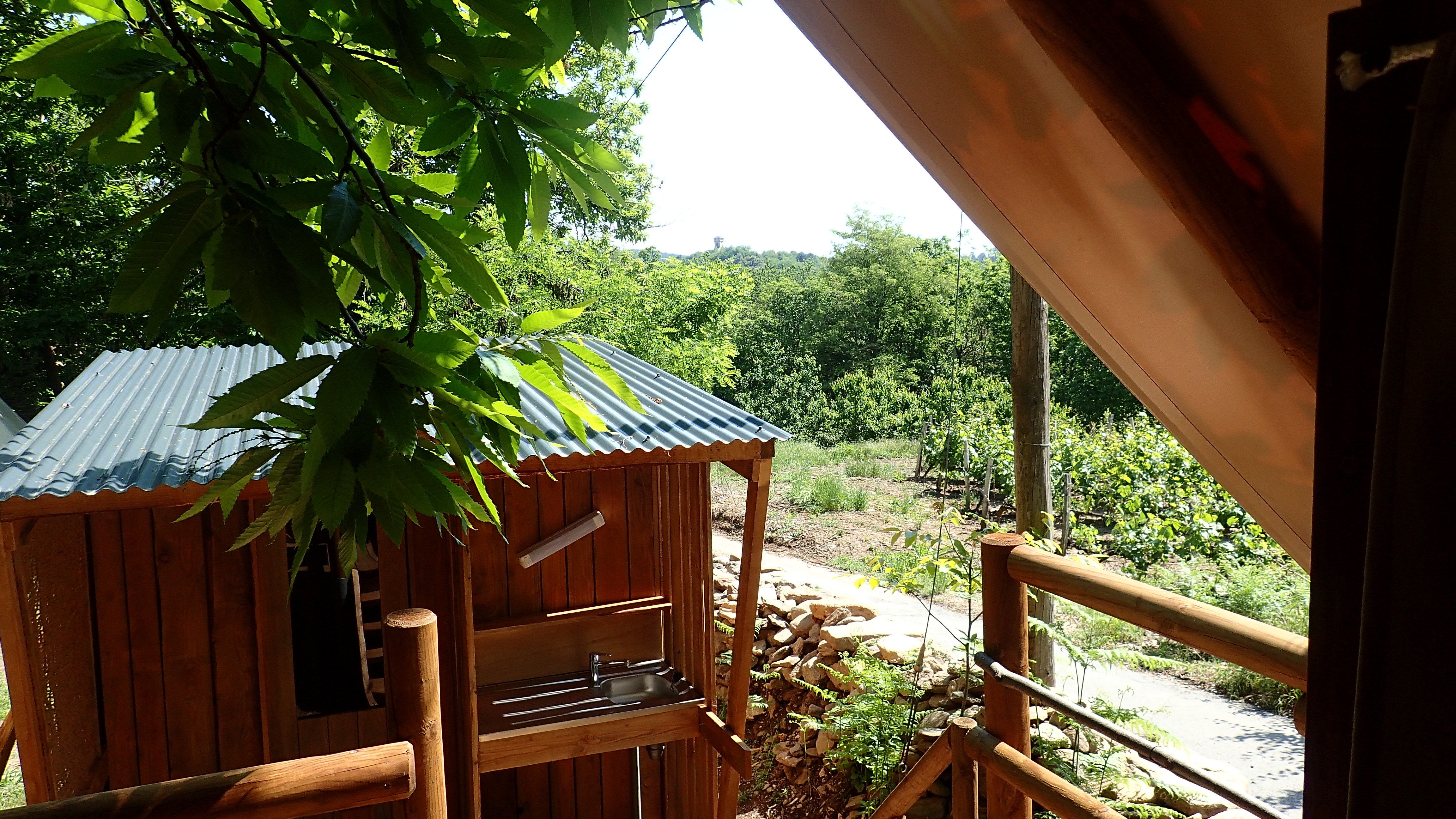 Cabane toilée sur pilotis — Séjour nature au Camping la Châtaigneraie en Ardèche à Le Teil — cuisine