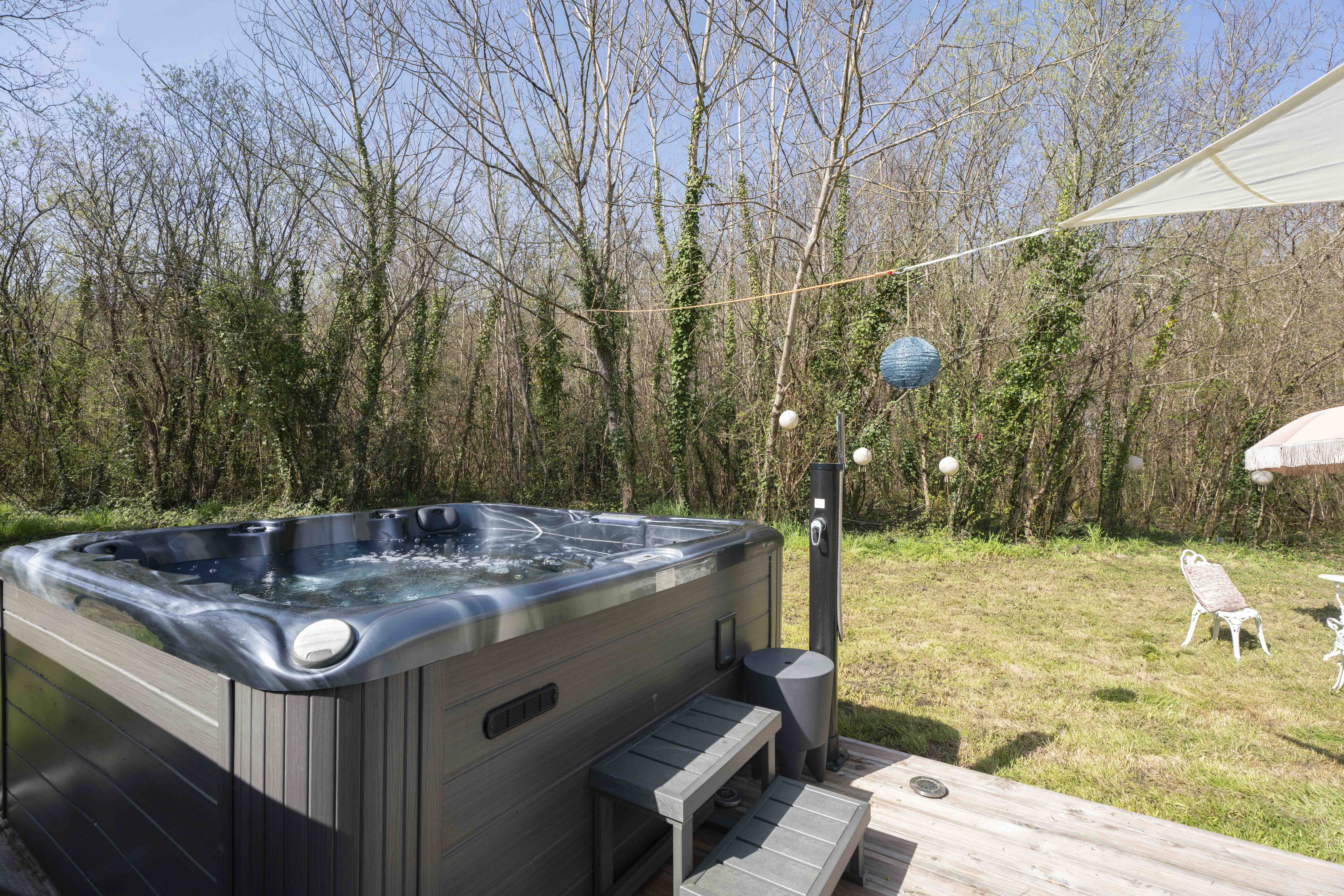 Évasion dans une yourte bohemian chic avec spa en Aquitaine à Marcenais — salle de bain