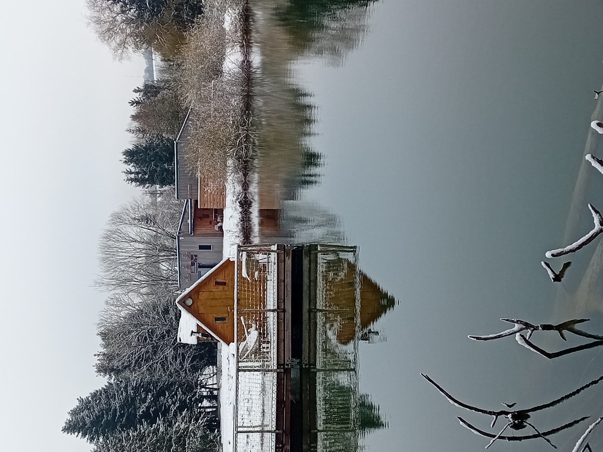 La cabane Magique : une échappée belle sur l'eau à Givrauval — environnement naturel