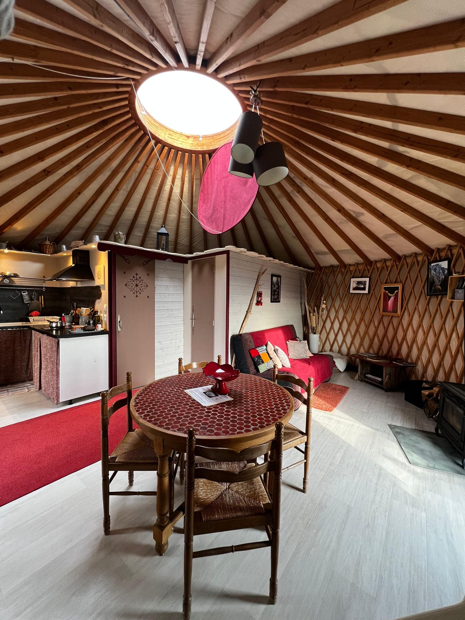 Yourte avec Spa privé — Séjour relaxant à l'Isère à Saint-Quentin-sur-Isère — chambre