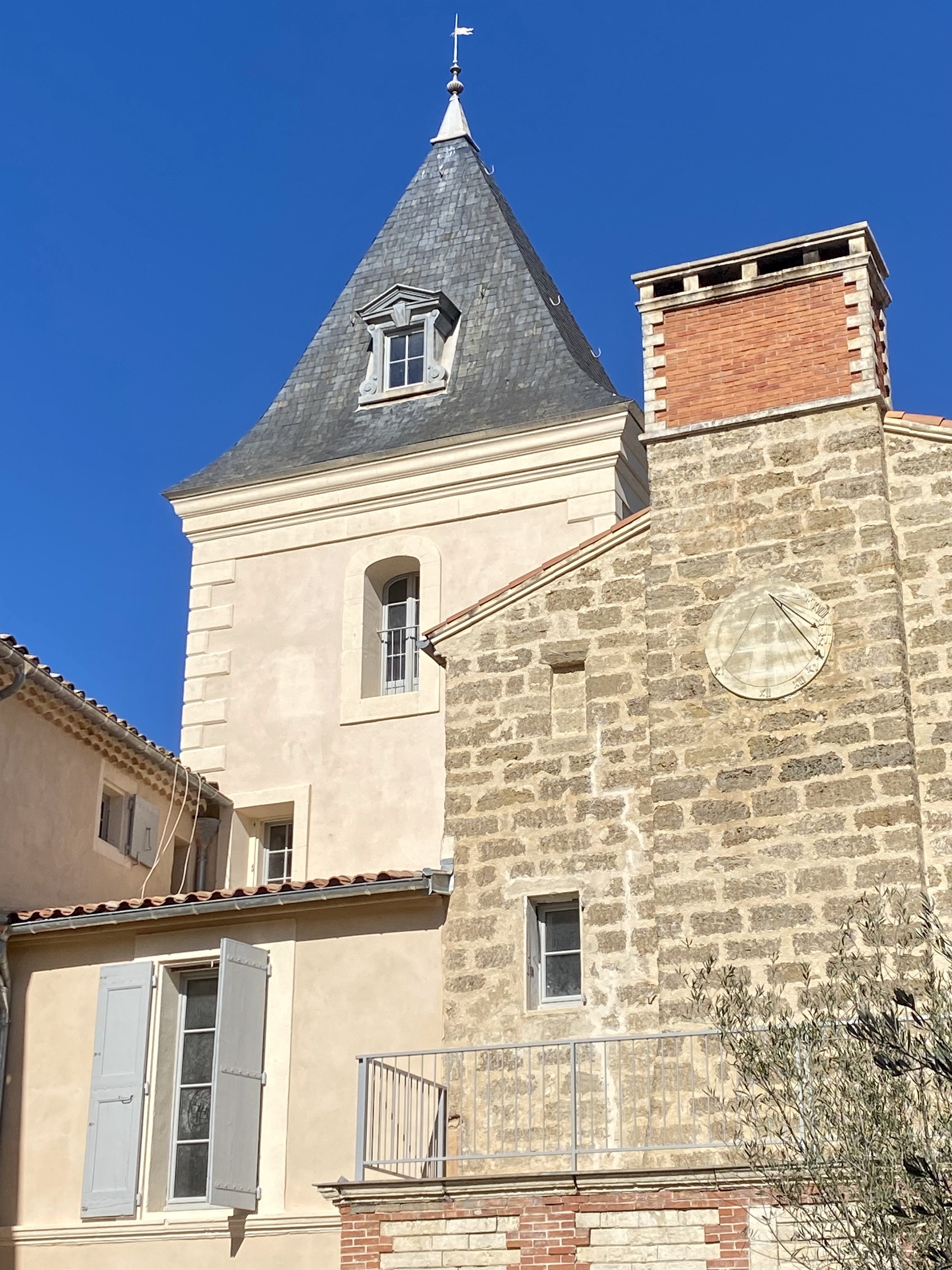Le Cadran Solaire du Château : un gîte d'exception à Pezenas — vue intérieure