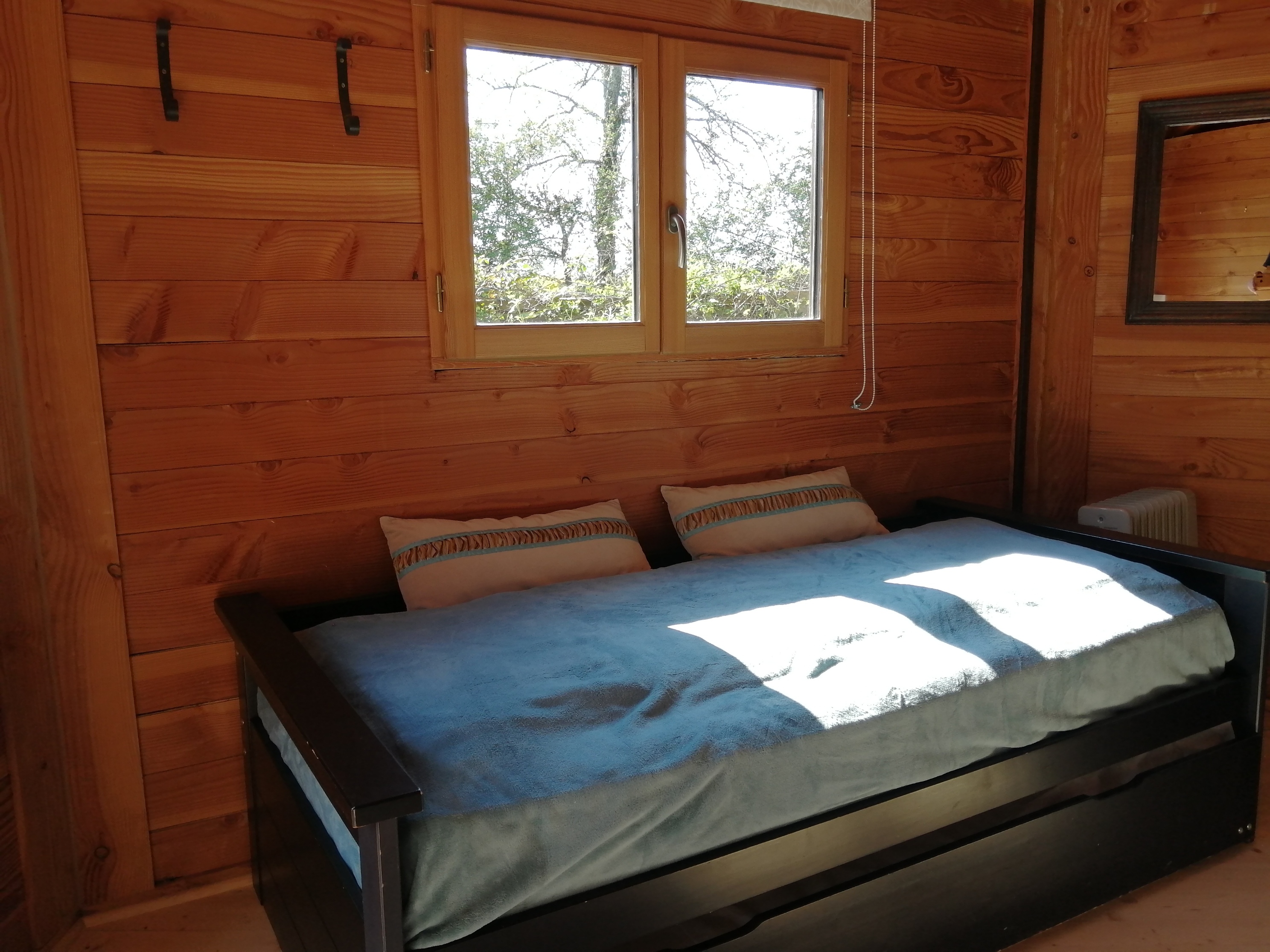 Cabane Ecureuil : une expérience suspendue dans les arbres à Batilly-En-Puisaye — chambre