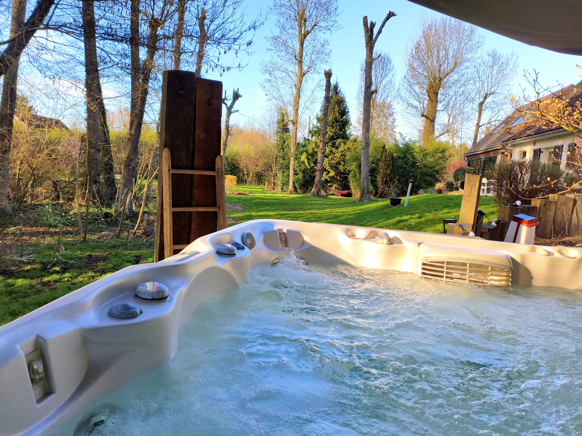Maison bulle - Au Calme Absolu — Nuit insolite avec spa à Yonne à Auxerre — vue intérieure