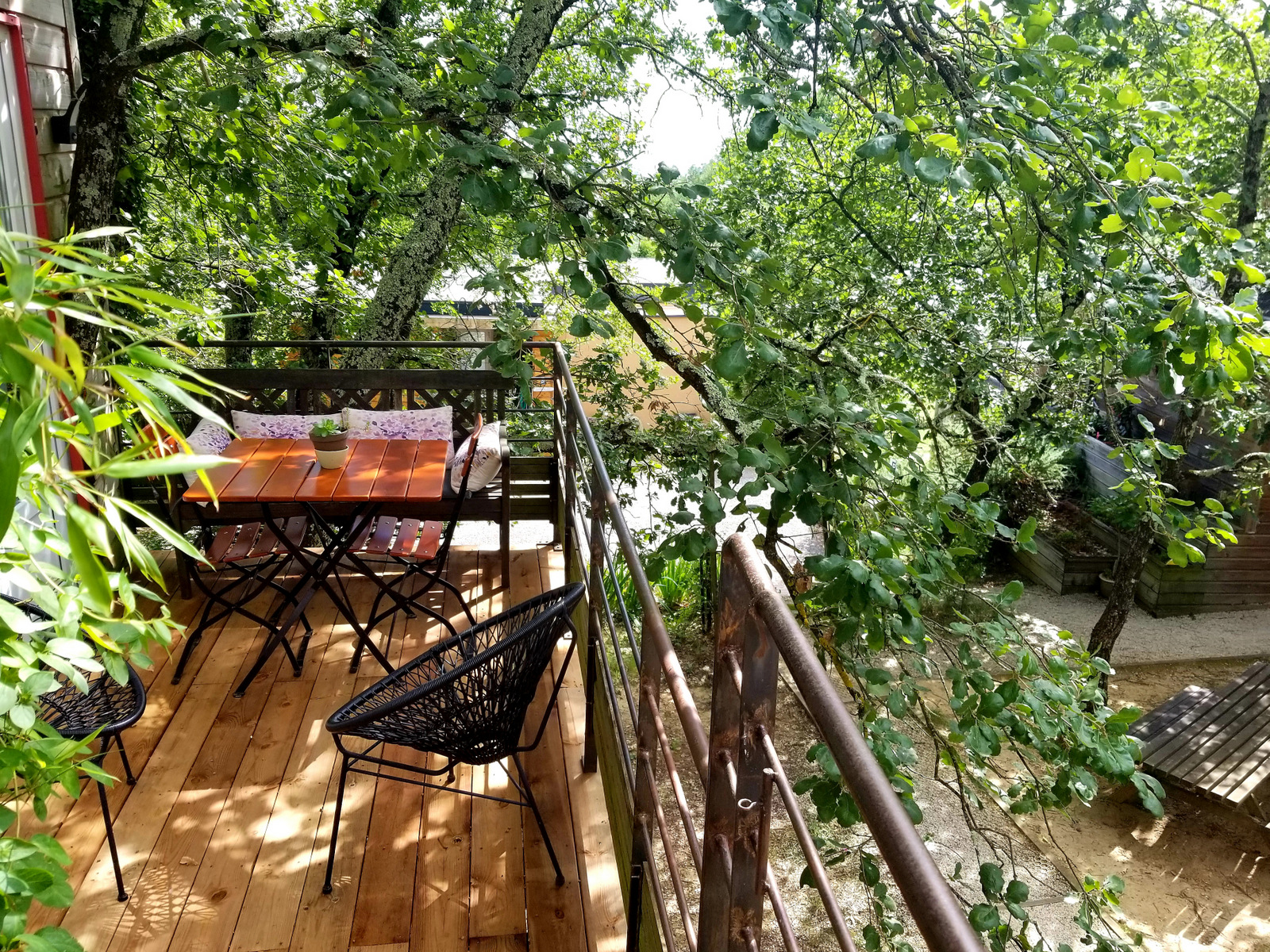 La cabane des Ecureuils Amoureux : une échappée en hauteur à Barjac — chambre