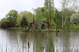 Tente safari au bord de l'étang — Tente avec spa à Deux-Sèvres à Niort — espace de vie