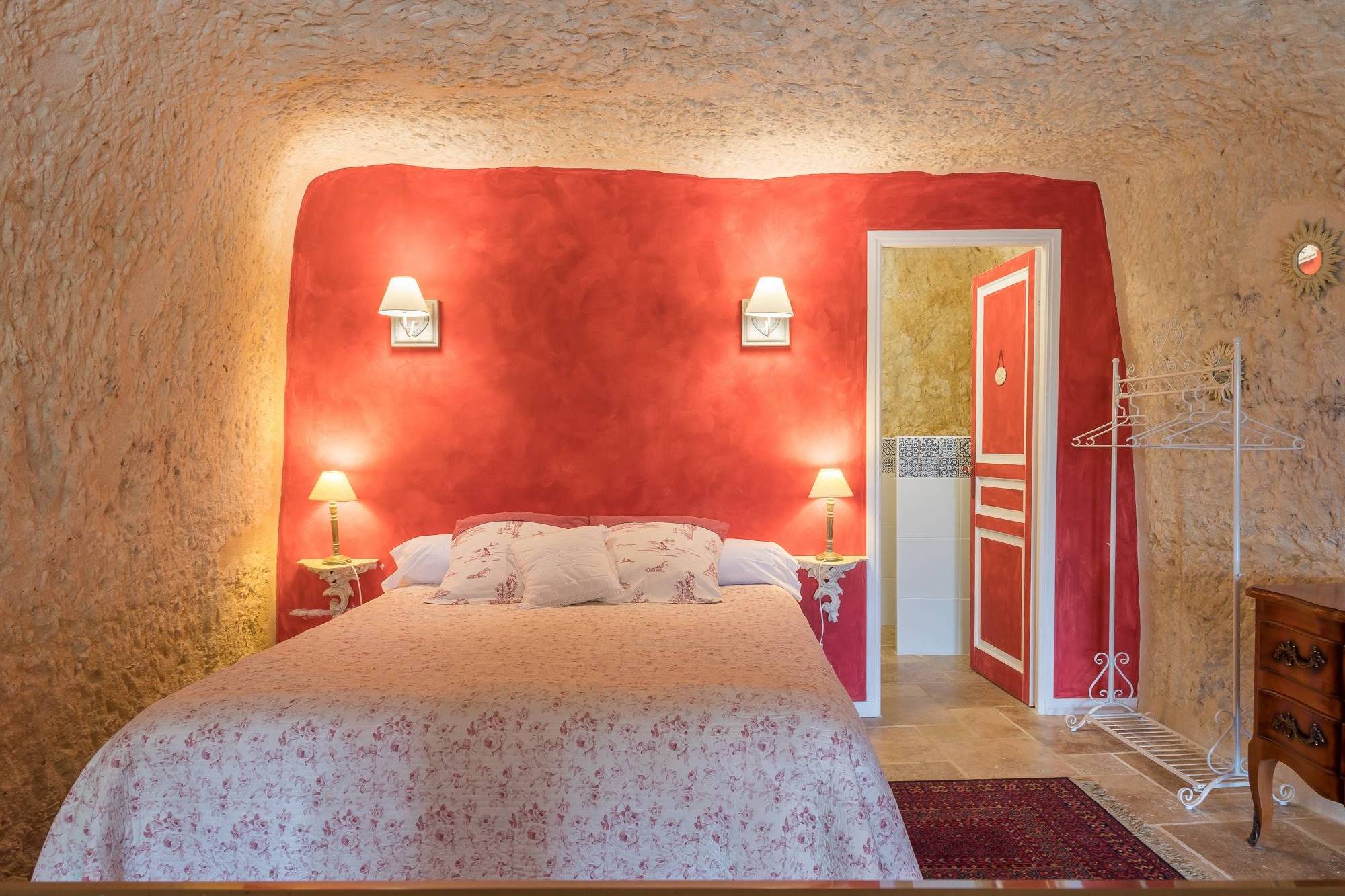 Gîte Troglodytique : une maison creusée dans la roche en Centre-Val de Loire à Noizay — cuisine