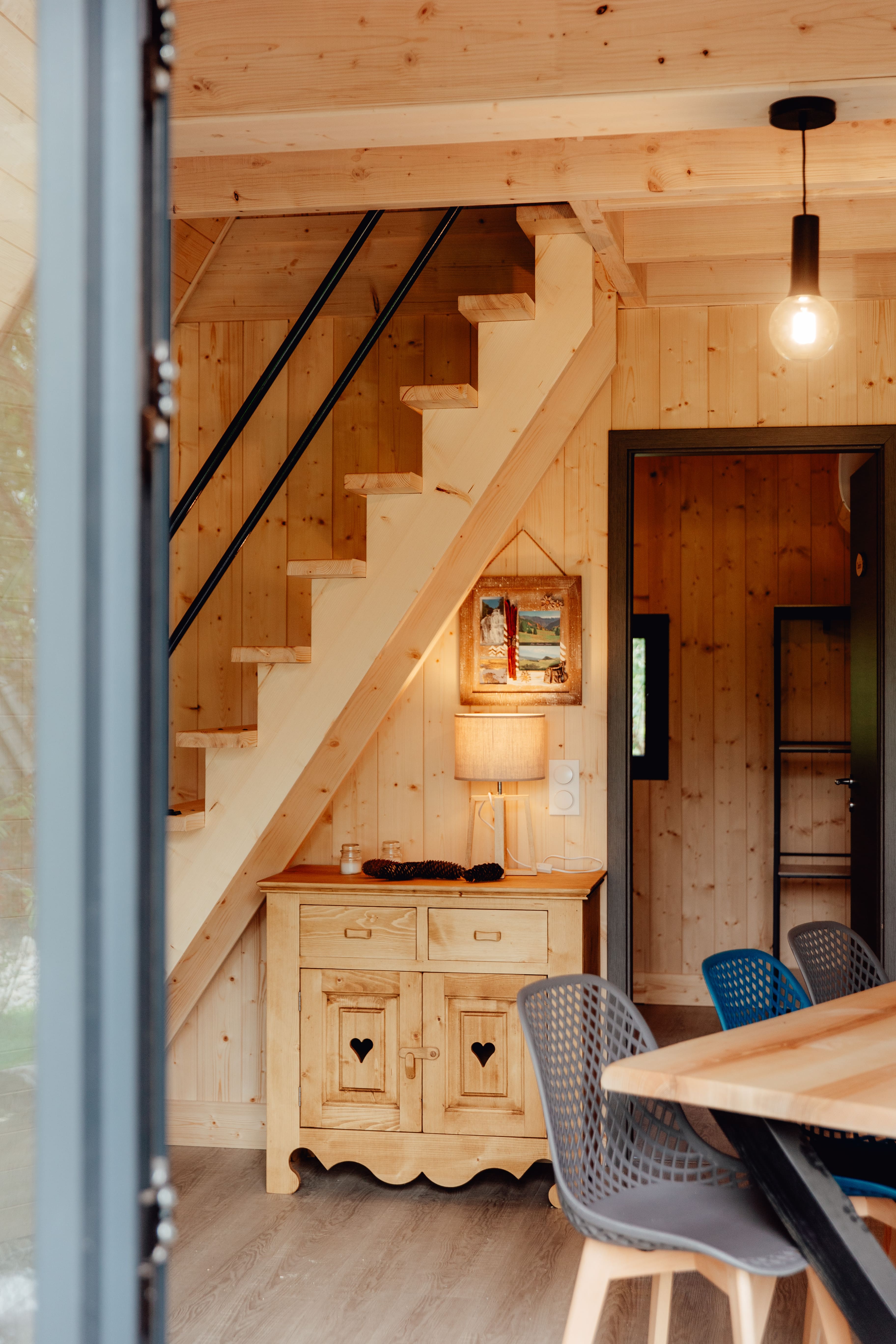 Chalet romantique en Franche-Comté : une évasion en pleine nature à Coyron — cuisine