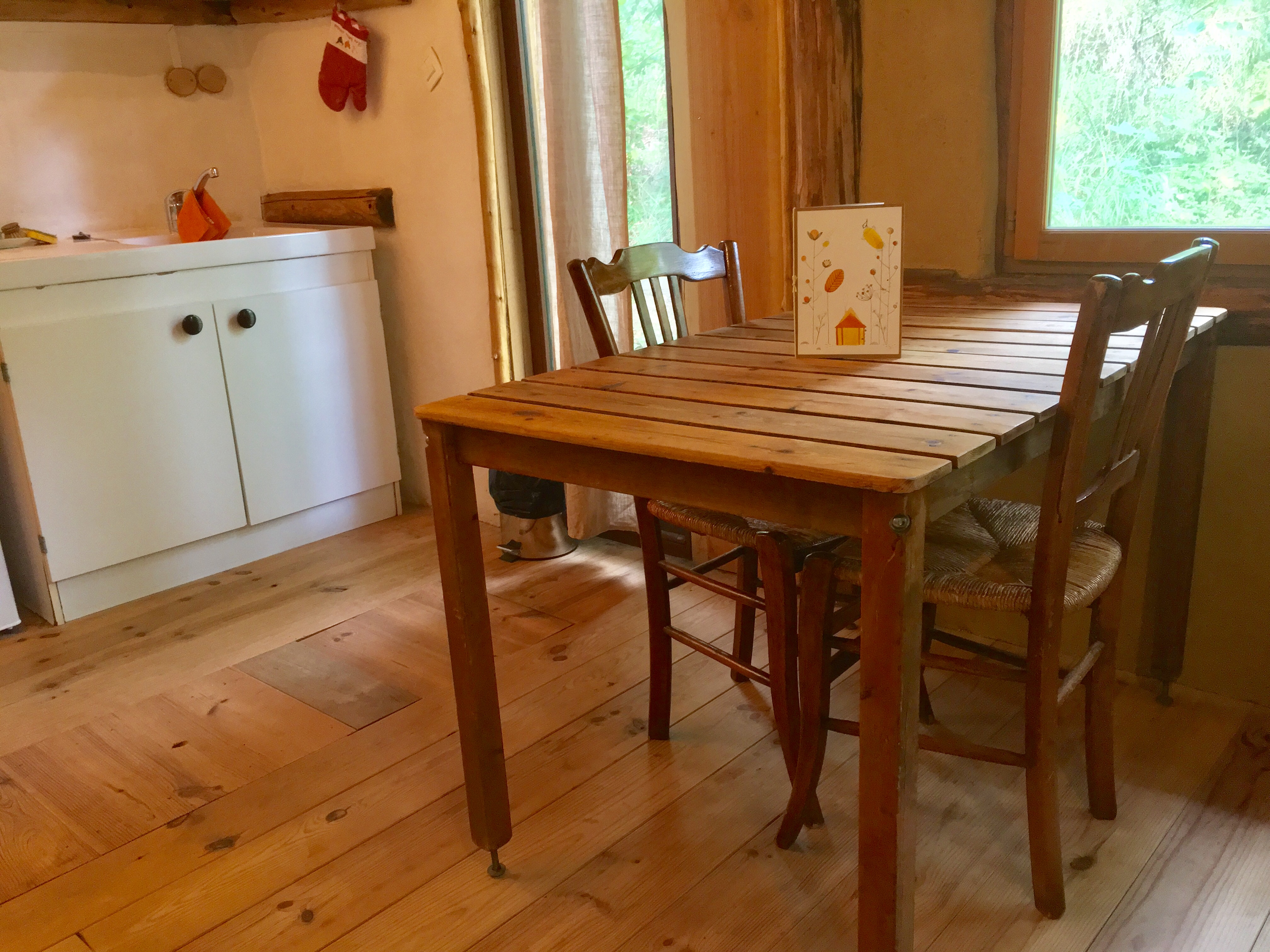 Petite cabane en terre-paille — Évasion cosy à Haute-Vienne à Limoges — vue depuis la terrasse