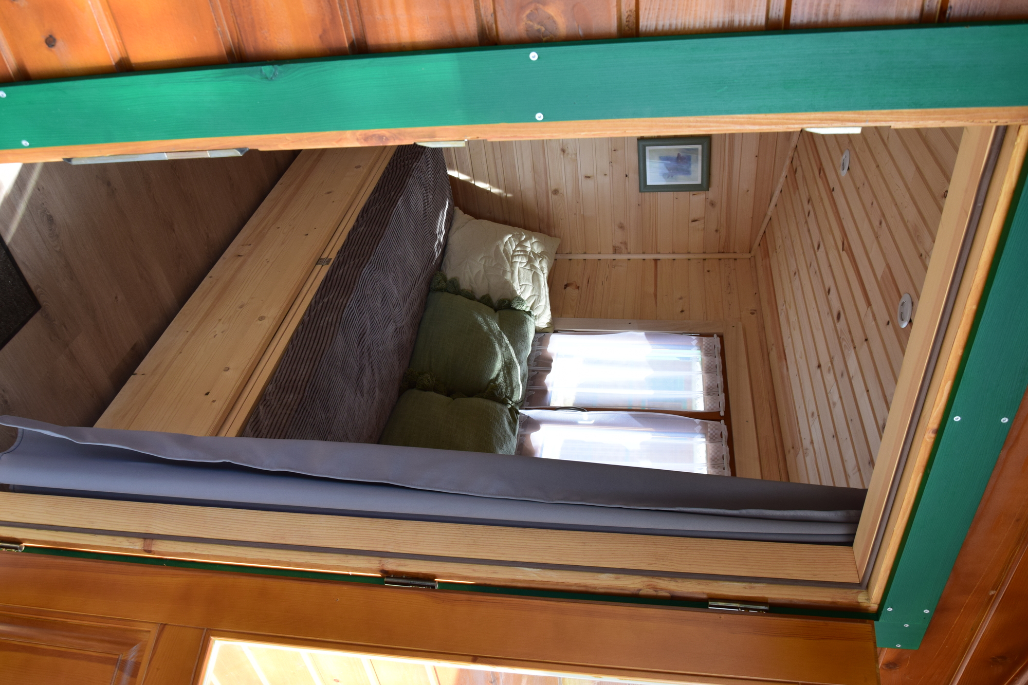 Roulotte champêtre en Auvergne : un cocon familial au cœur de la nature à Vallon-En-Sully — chambre