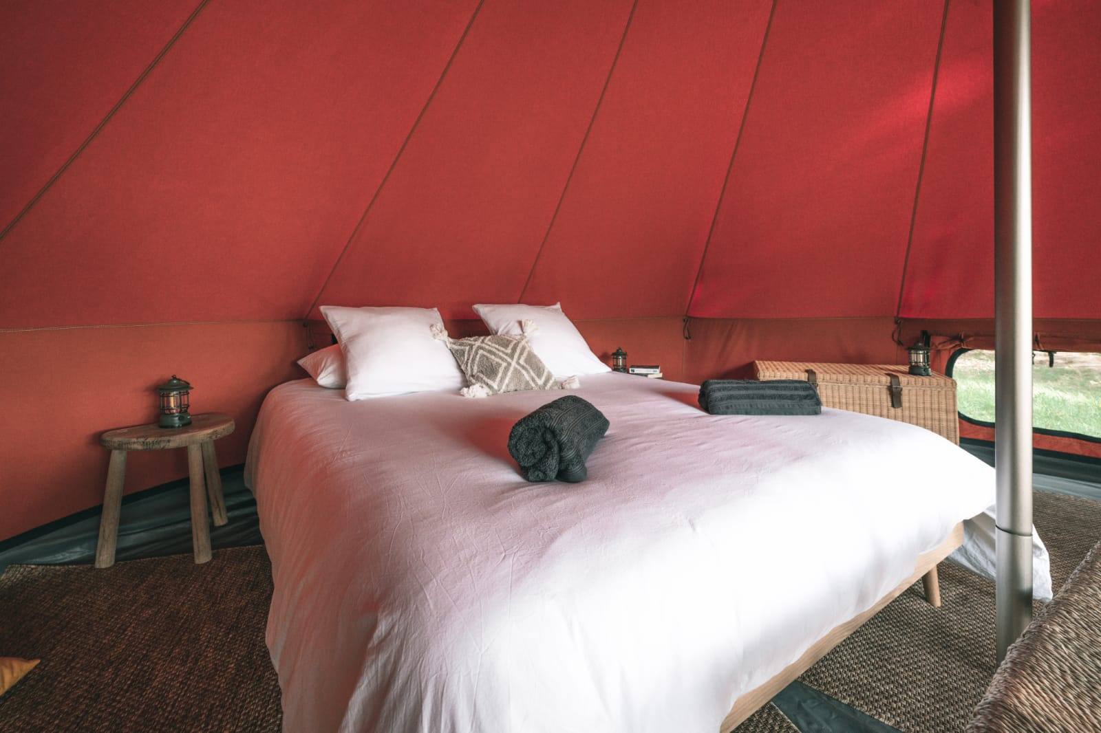 Évasion sous les étoiles : Tente lodge aux Toiles du Cassis à Plassac-Rouffiac — espace de vie