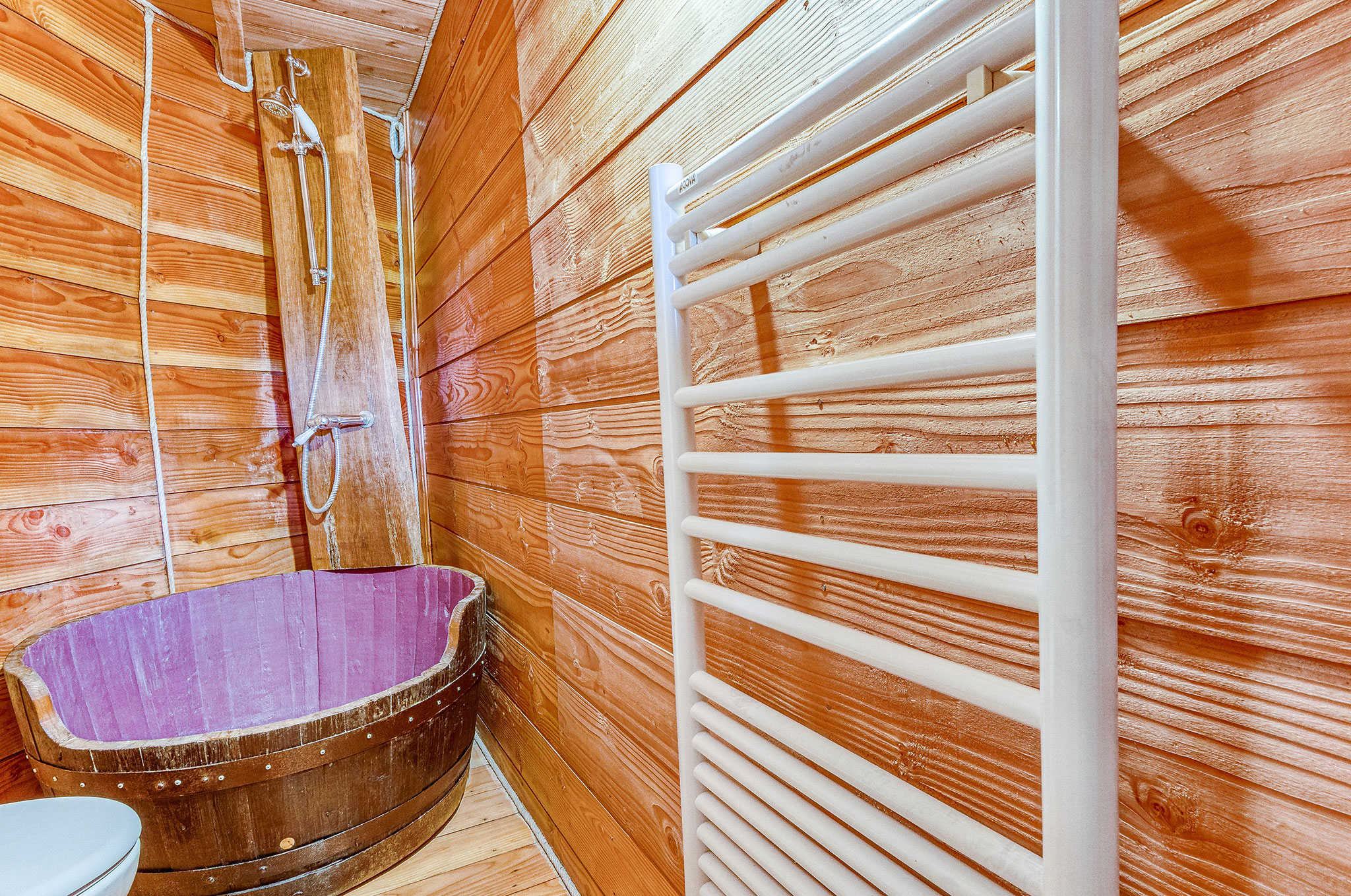 Évasion sensorielle dans une cabane spa sur pilotis à Descartes — environnement naturel