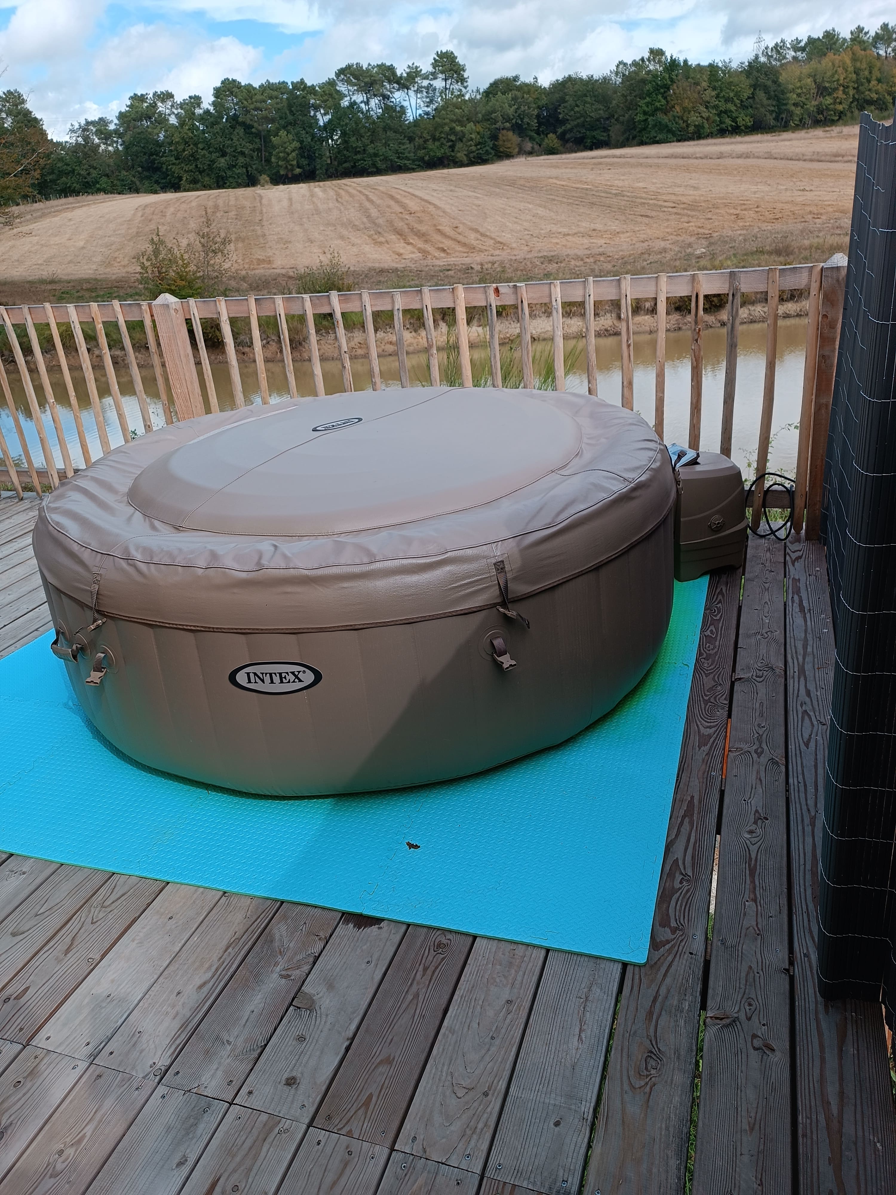 Kota finlandais en bord d'étang avec spa : une escapade romantique à Lunas — vue intérieure