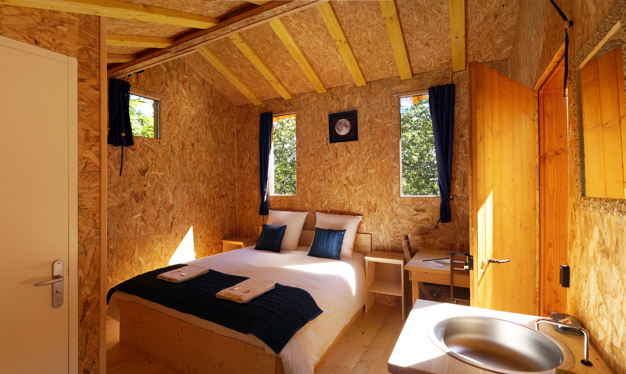 Clair de Lune : une cabane dans les arbres pour une nuit étoilée à Quincié En Beaujolais — chambre