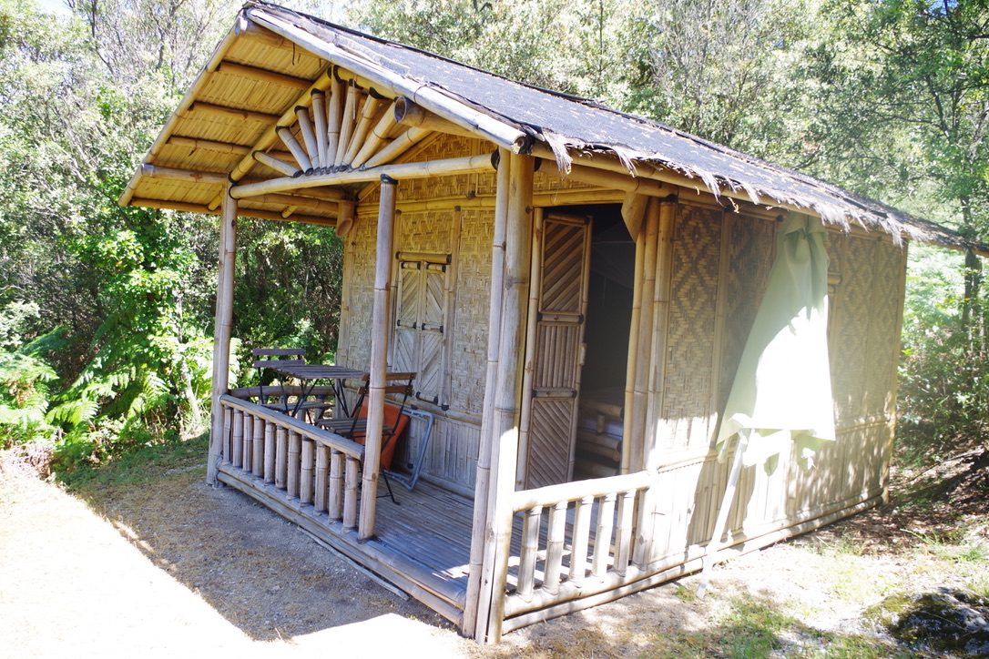 Cabane Bambou — Séjour exotique avec spa à Lascoutch (Gard) à Soudorgues — chambre