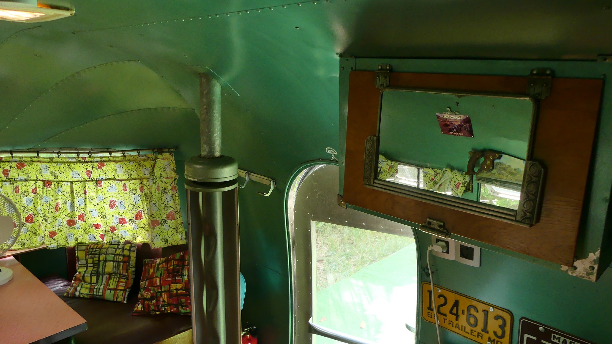 SILVER STREAK 1953 — Caravane avec jacuzzi à Ariège à Vernajoul — cuisine