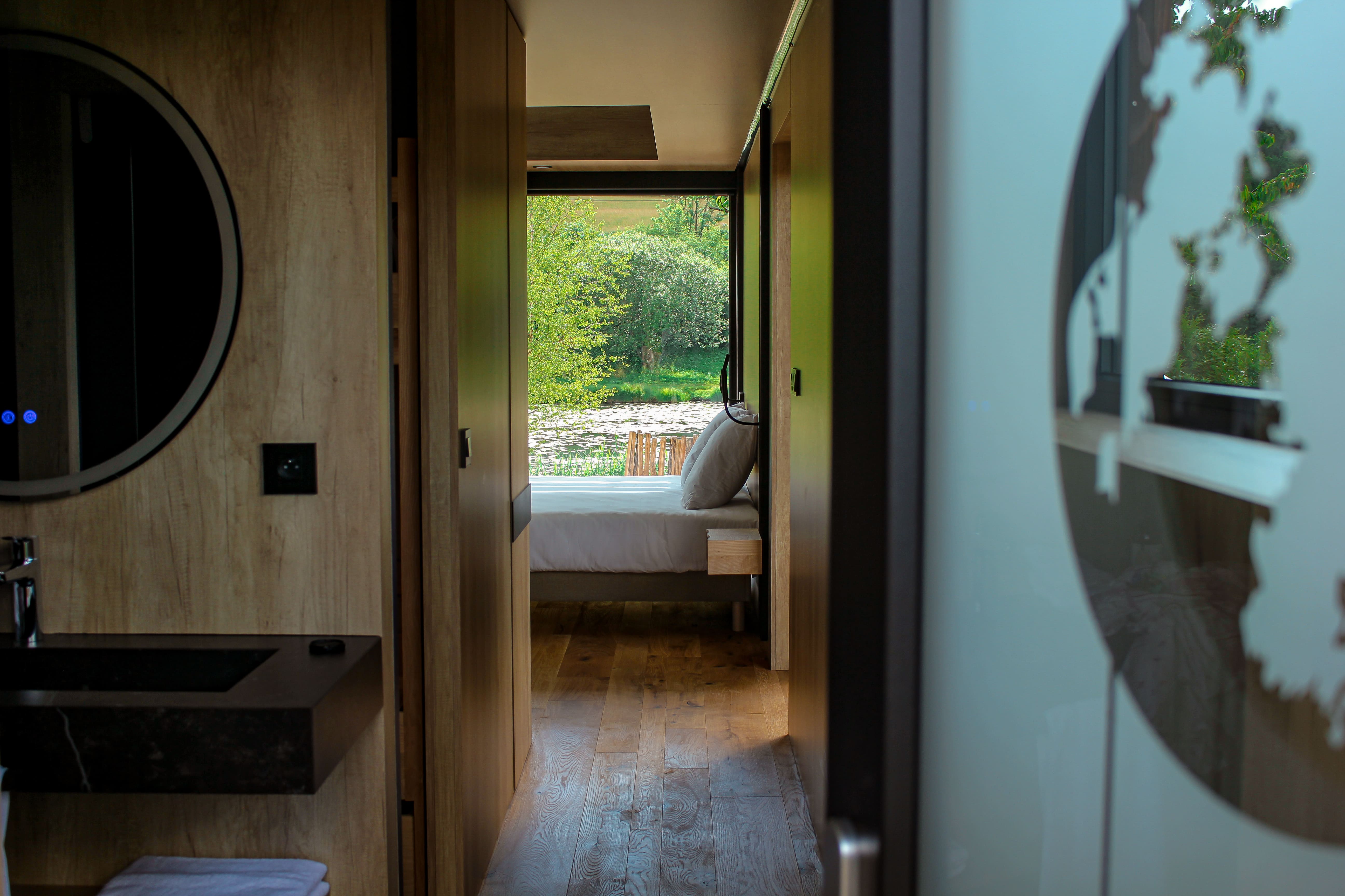 Un lodge sur l'eau avec spa privatif en Rhône-Alpes à Plateau D'hauteville — environnement naturel