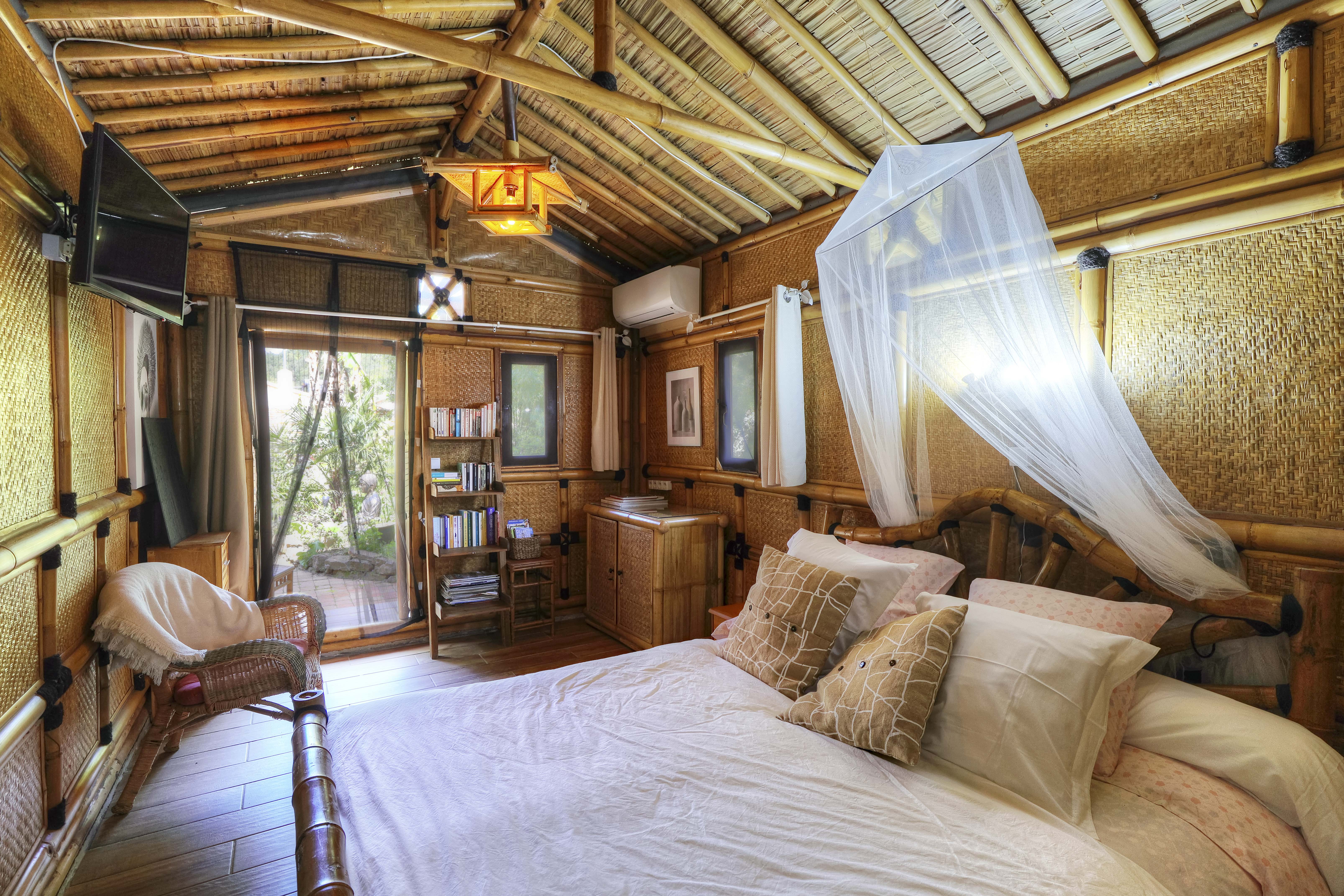 Insolite Suite Bali — Cabane avec spa privatif à Valaurie (Gard) à Saint-Nazaire — environnement naturel