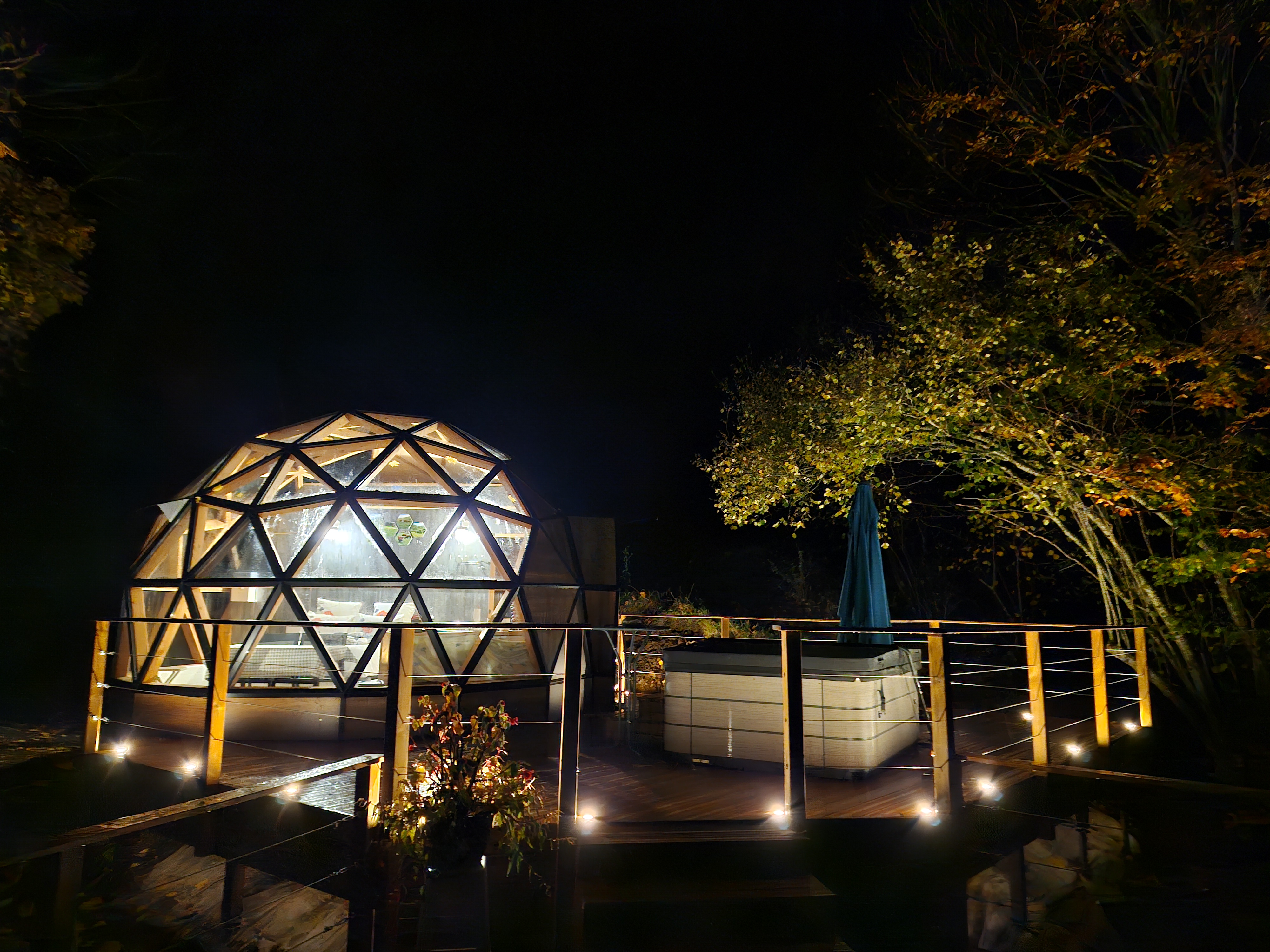 Bulle de Printemps & Spa — Dôme avec jacuzzi à 950m d'altitude dans le Cantal à Aurillac — vue intérieure