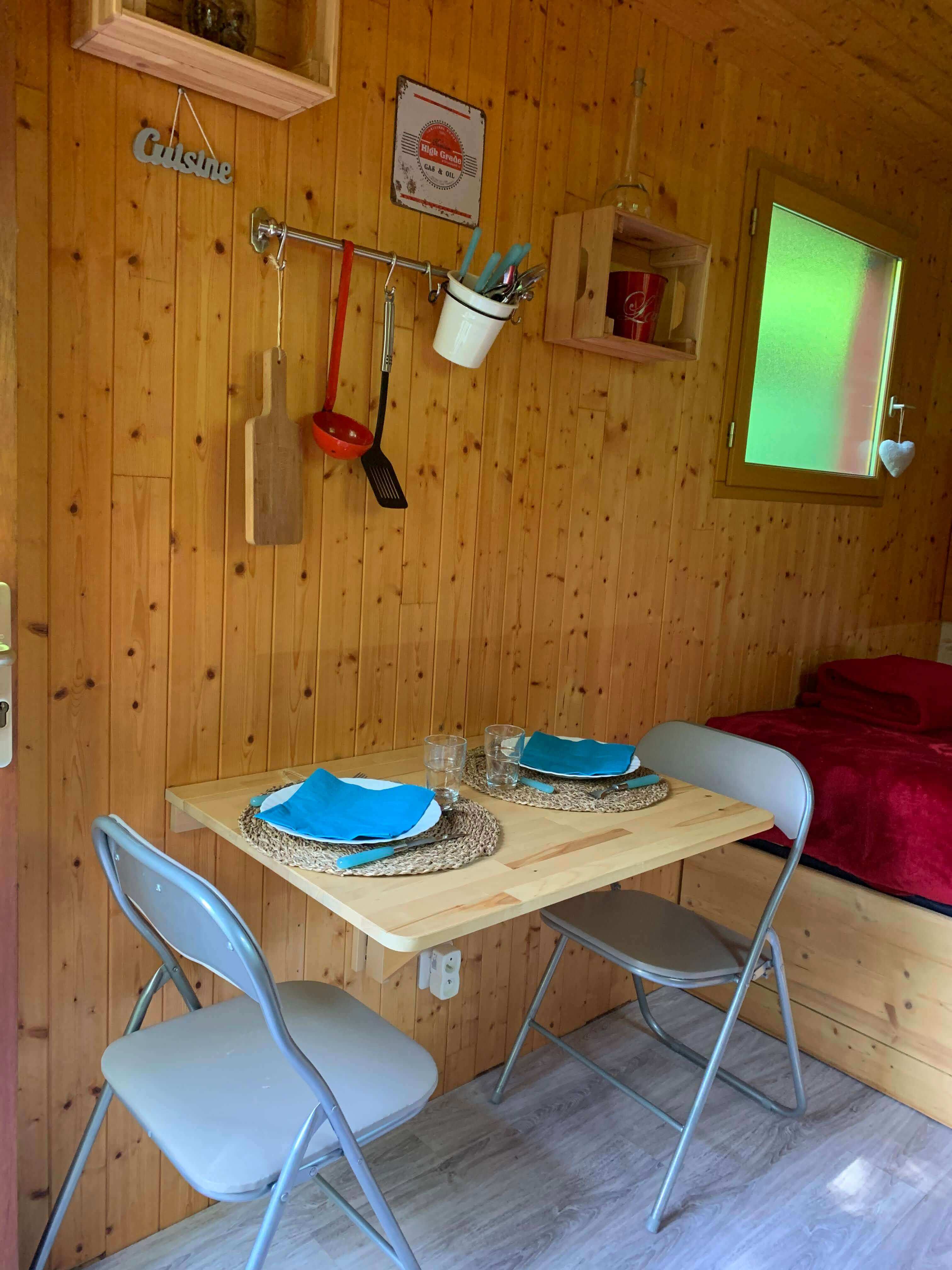 La mini roulotte — Séjour cozy avec spa à Haute-Loire à Saint-Christophe-d'Allier — vue intérieure