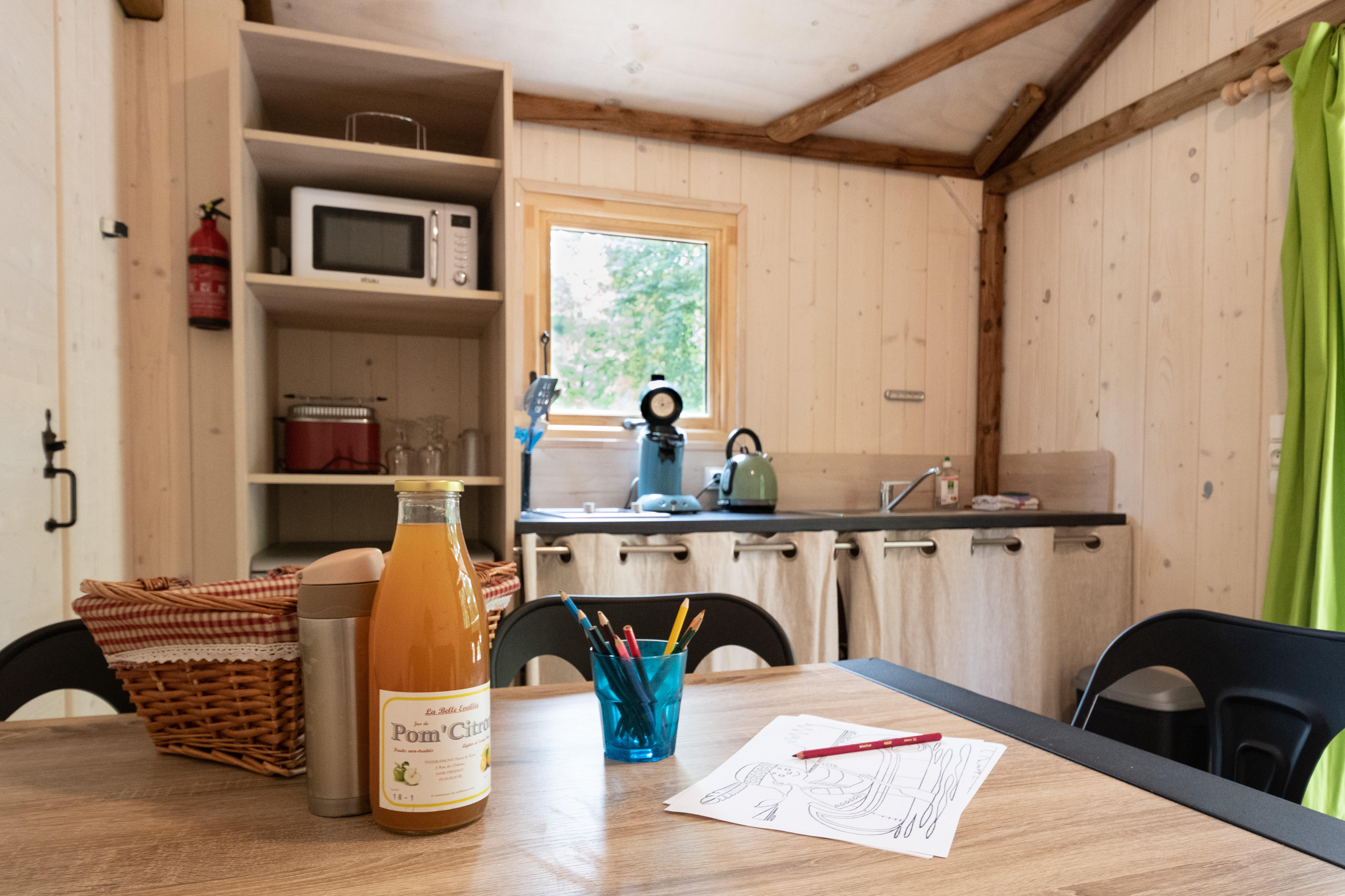 La cabane familiale du trappeur : une escapade enchantée à Bar Sur Aube — cuisine